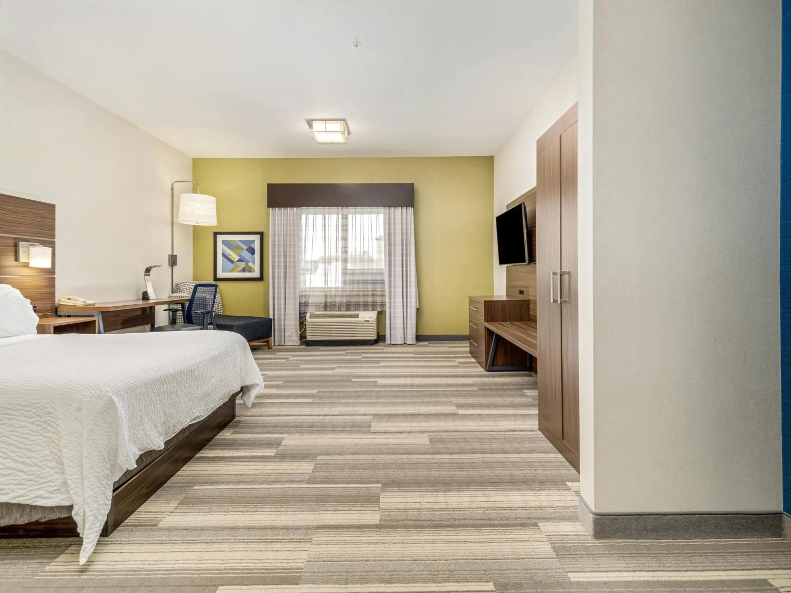 Photo of the whole room, Bed in Holiday Inn Express & Suites Medicine Hat by IHG