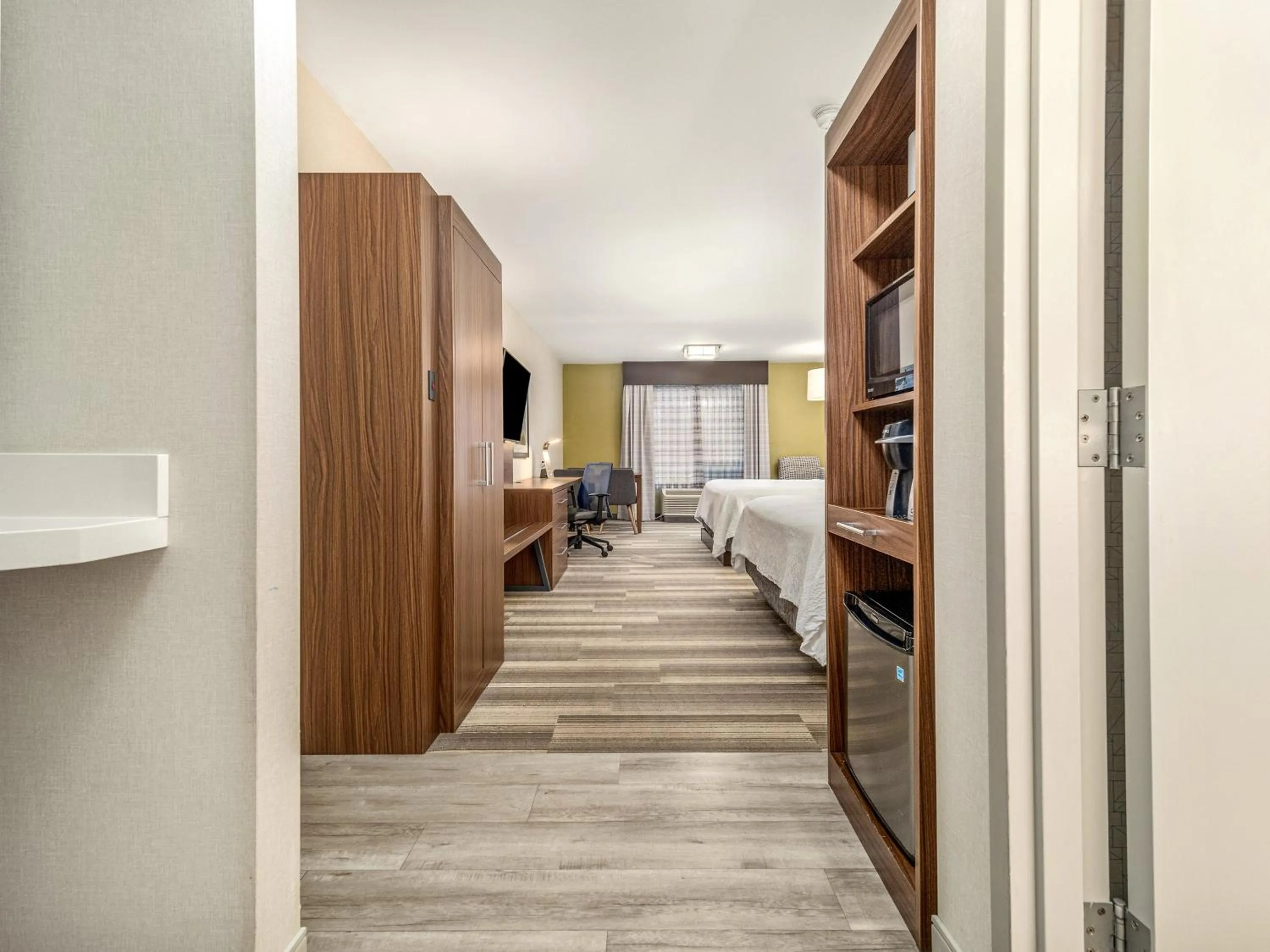 Photo of the whole room, Bed in Holiday Inn Express & Suites Medicine Hat by IHG