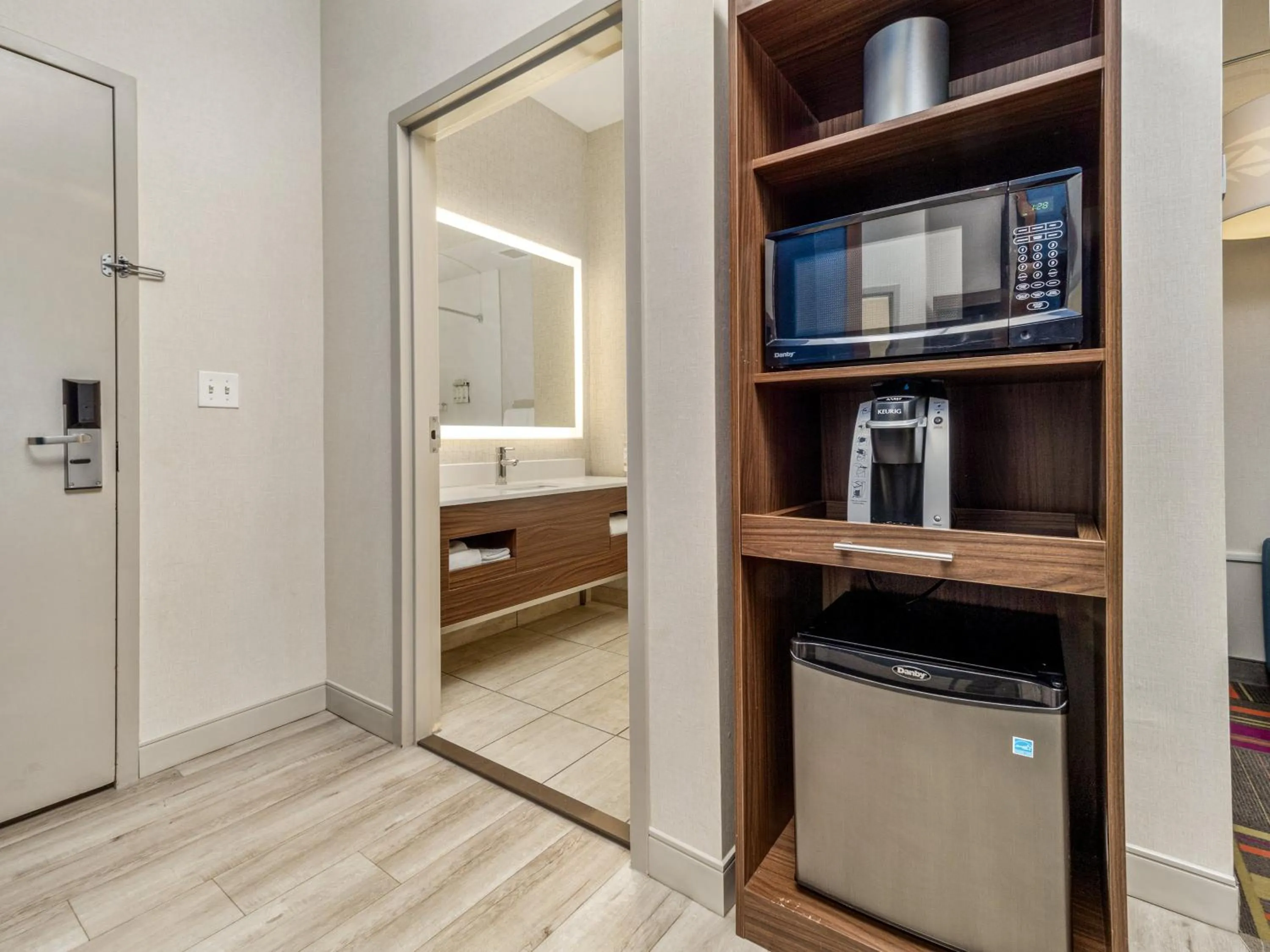 Photo of the whole room, Bed in Holiday Inn Express & Suites Medicine Hat by IHG