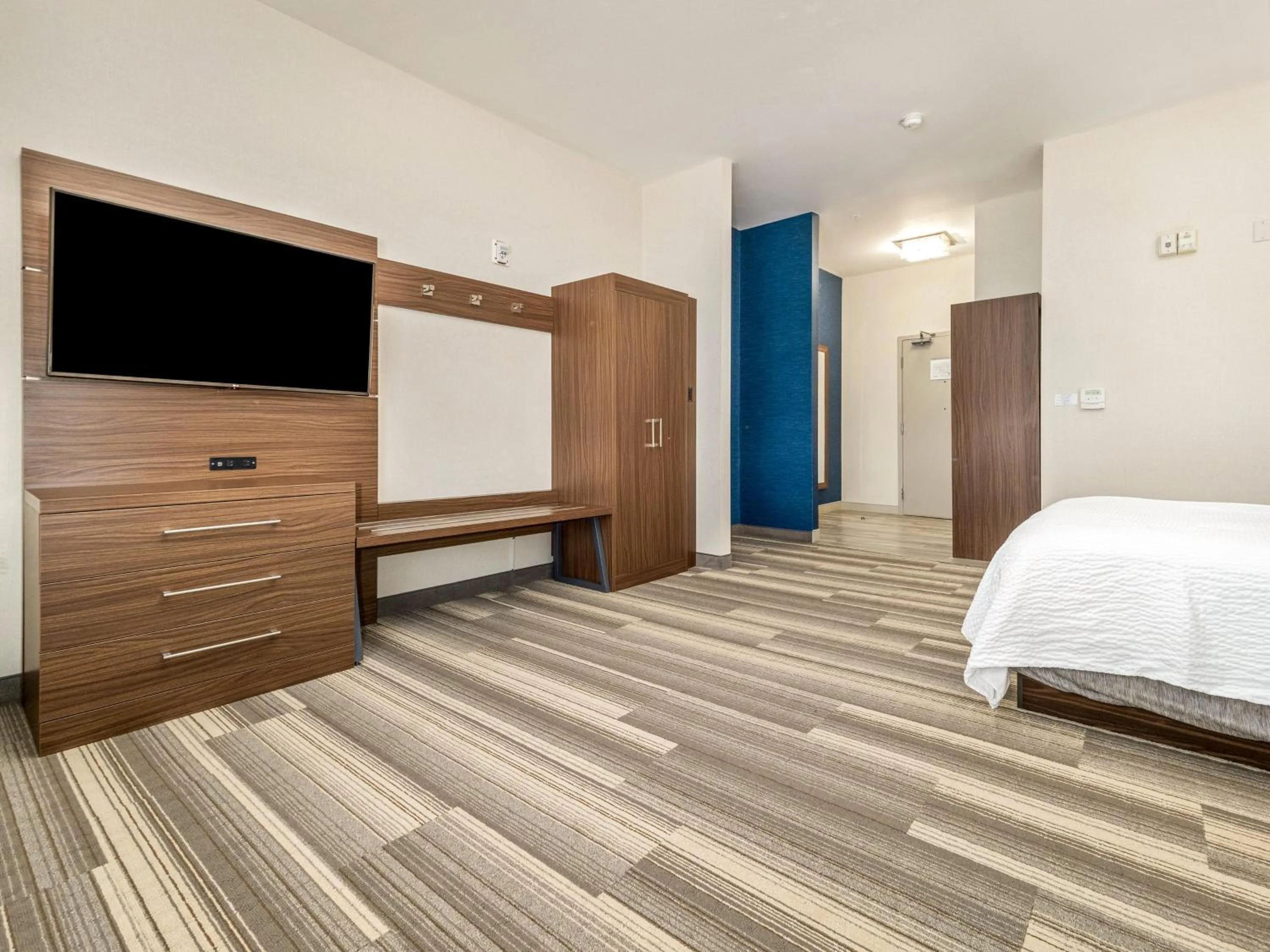 Photo of the whole room, Bed in Holiday Inn Express & Suites Medicine Hat by IHG