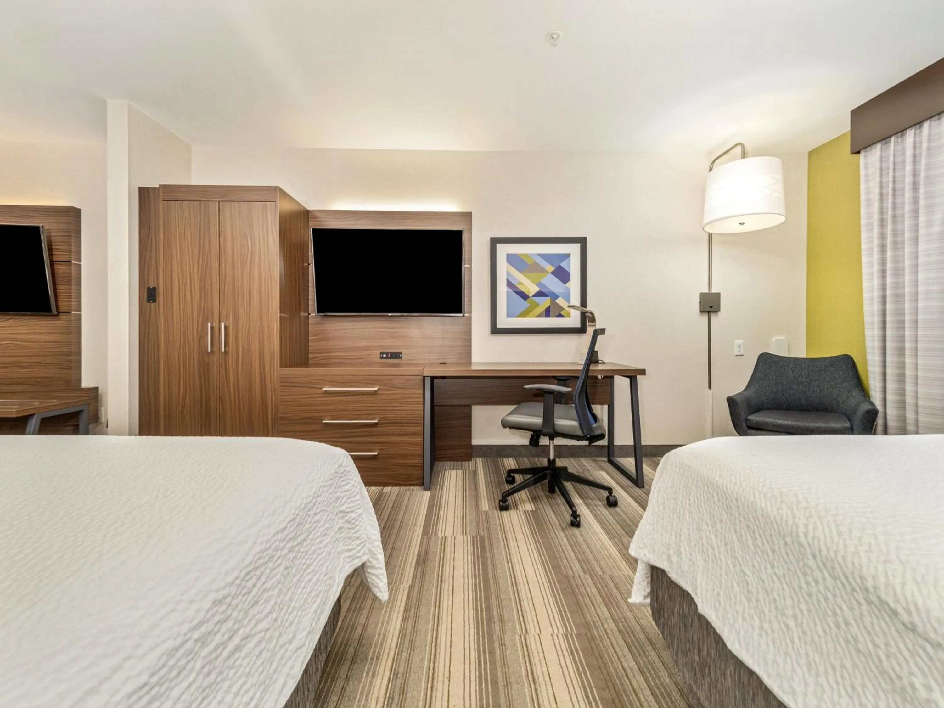 Photo of the whole room, Bed in Holiday Inn Express & Suites Medicine Hat by IHG