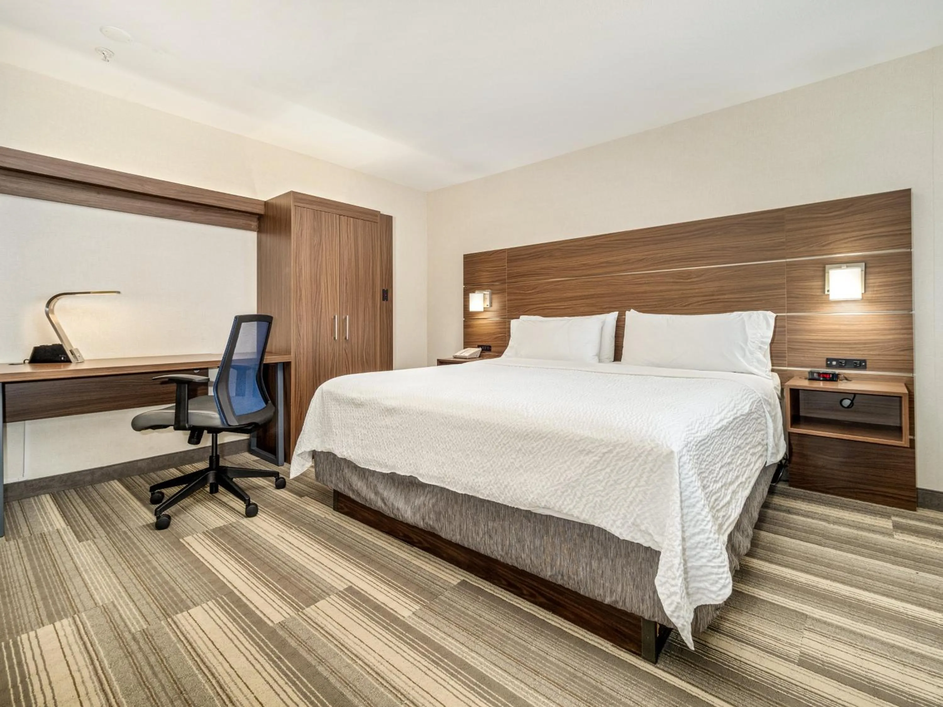 Photo of the whole room, Bed in Holiday Inn Express & Suites Medicine Hat by IHG
