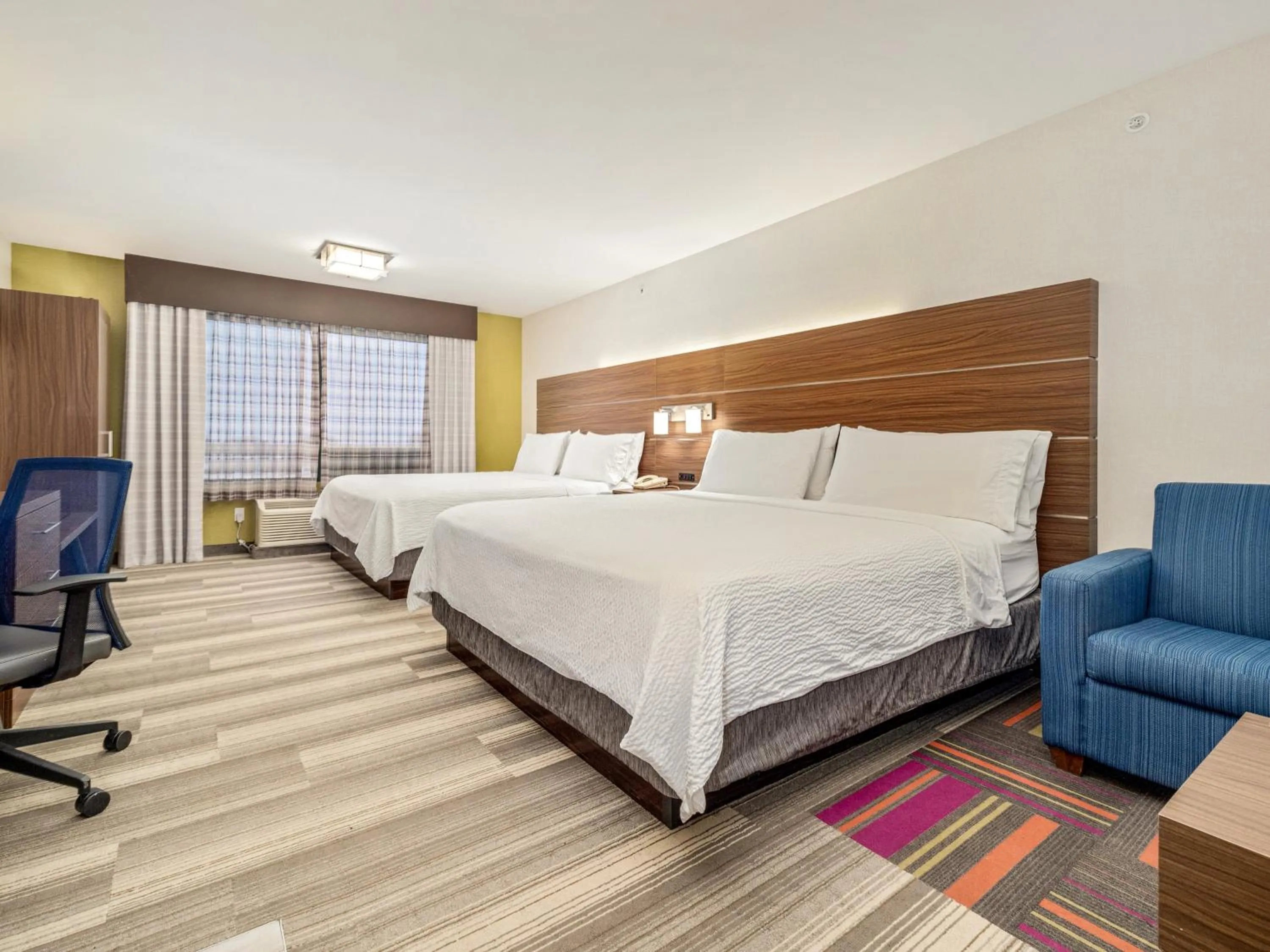 Photo of the whole room, Bed in Holiday Inn Express & Suites Medicine Hat by IHG