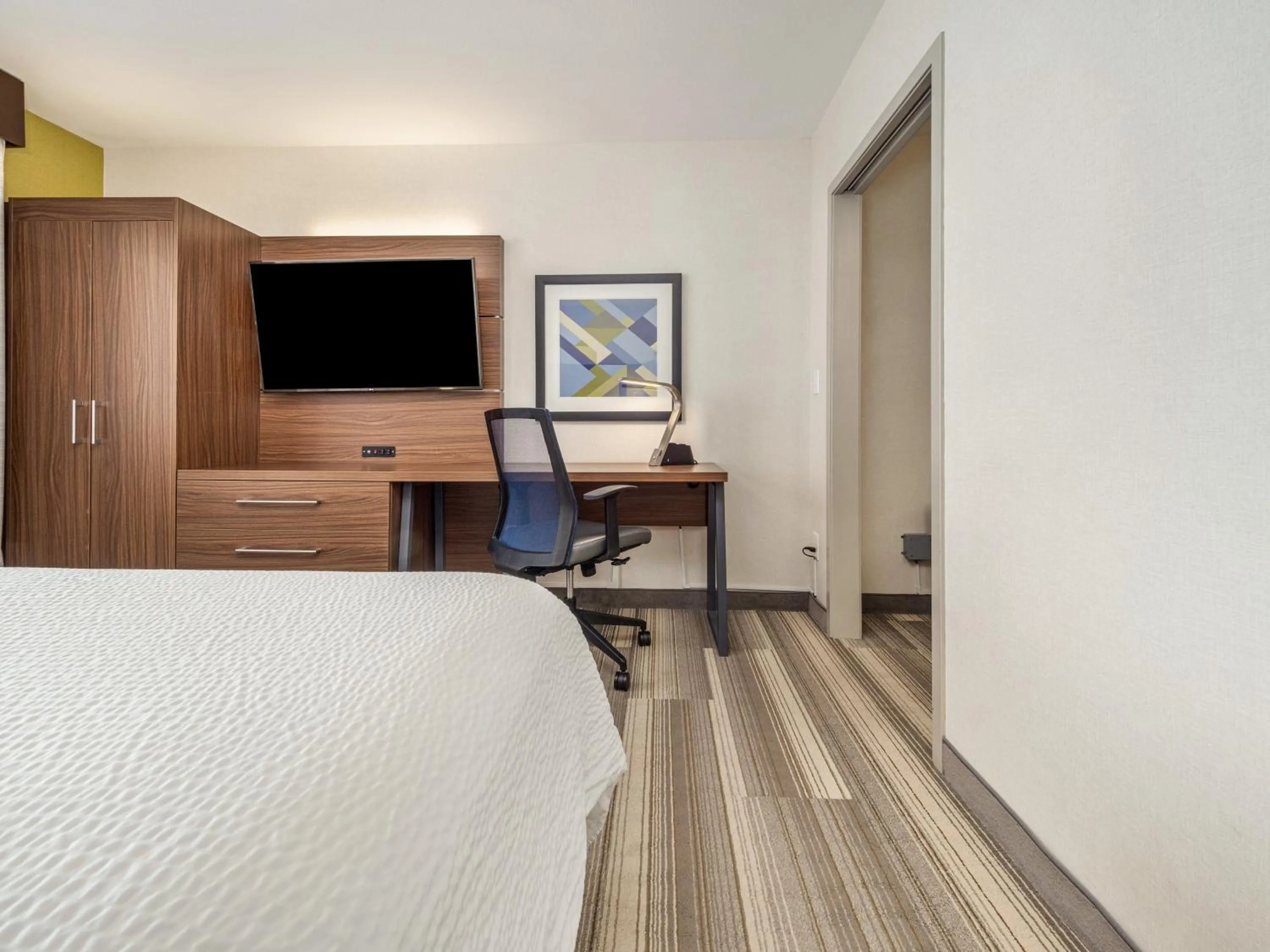 Photo of the whole room, Bed in Holiday Inn Express & Suites Medicine Hat by IHG