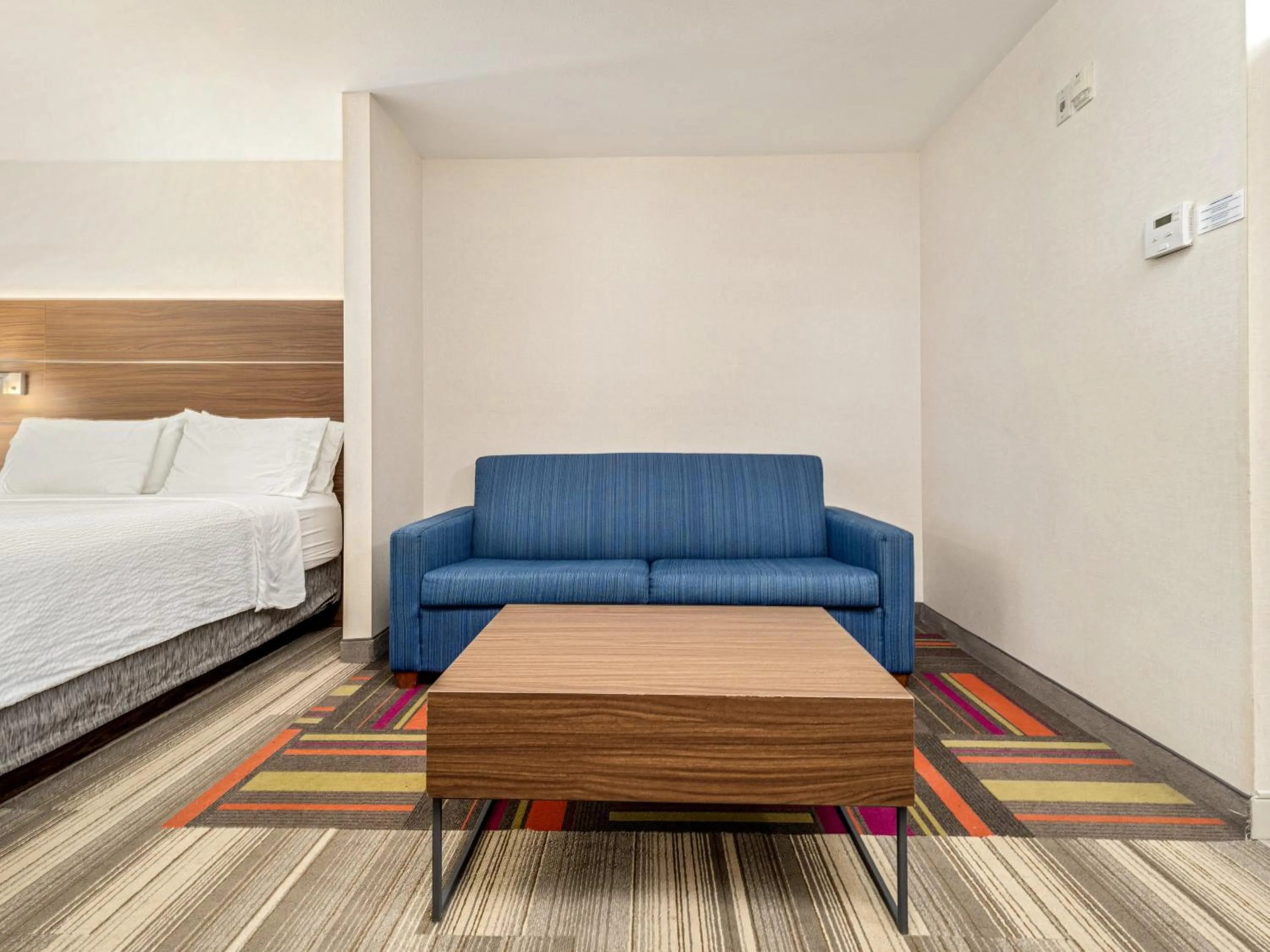 Photo of the whole room, Bed in Holiday Inn Express & Suites Medicine Hat by IHG