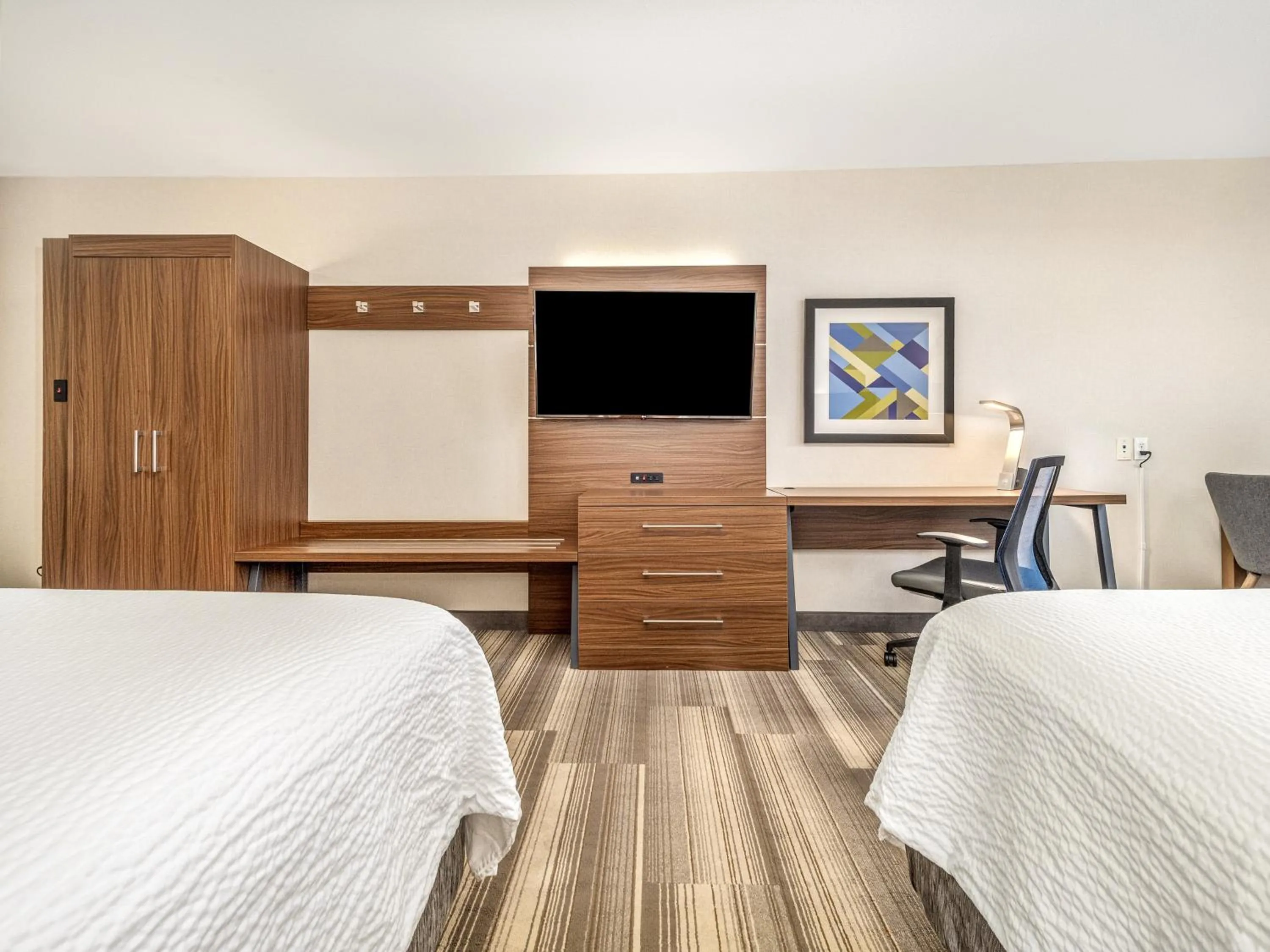 Photo of the whole room, Bed in Holiday Inn Express & Suites Medicine Hat by IHG