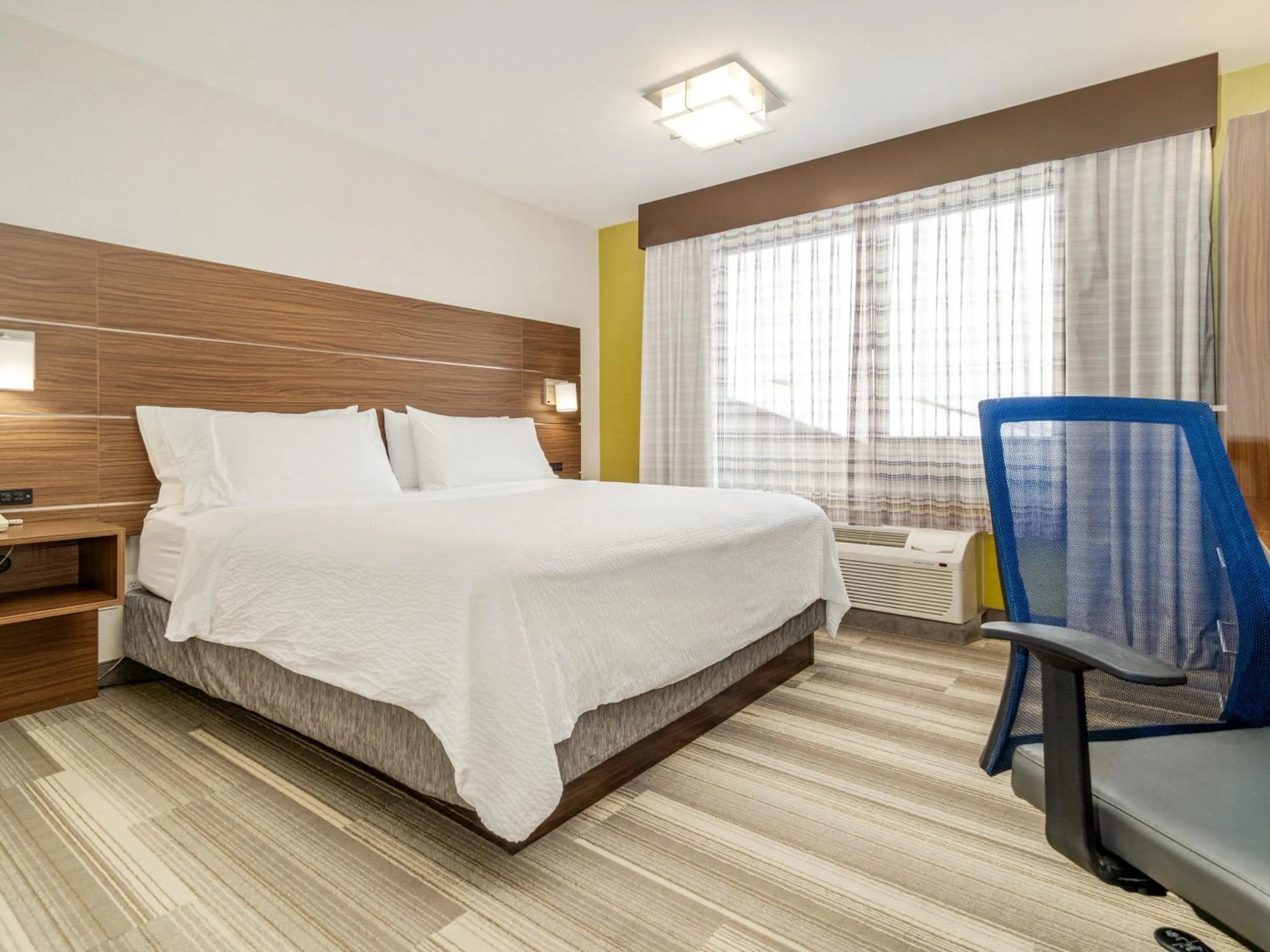 Photo of the whole room, Bed in Holiday Inn Express & Suites Medicine Hat by IHG