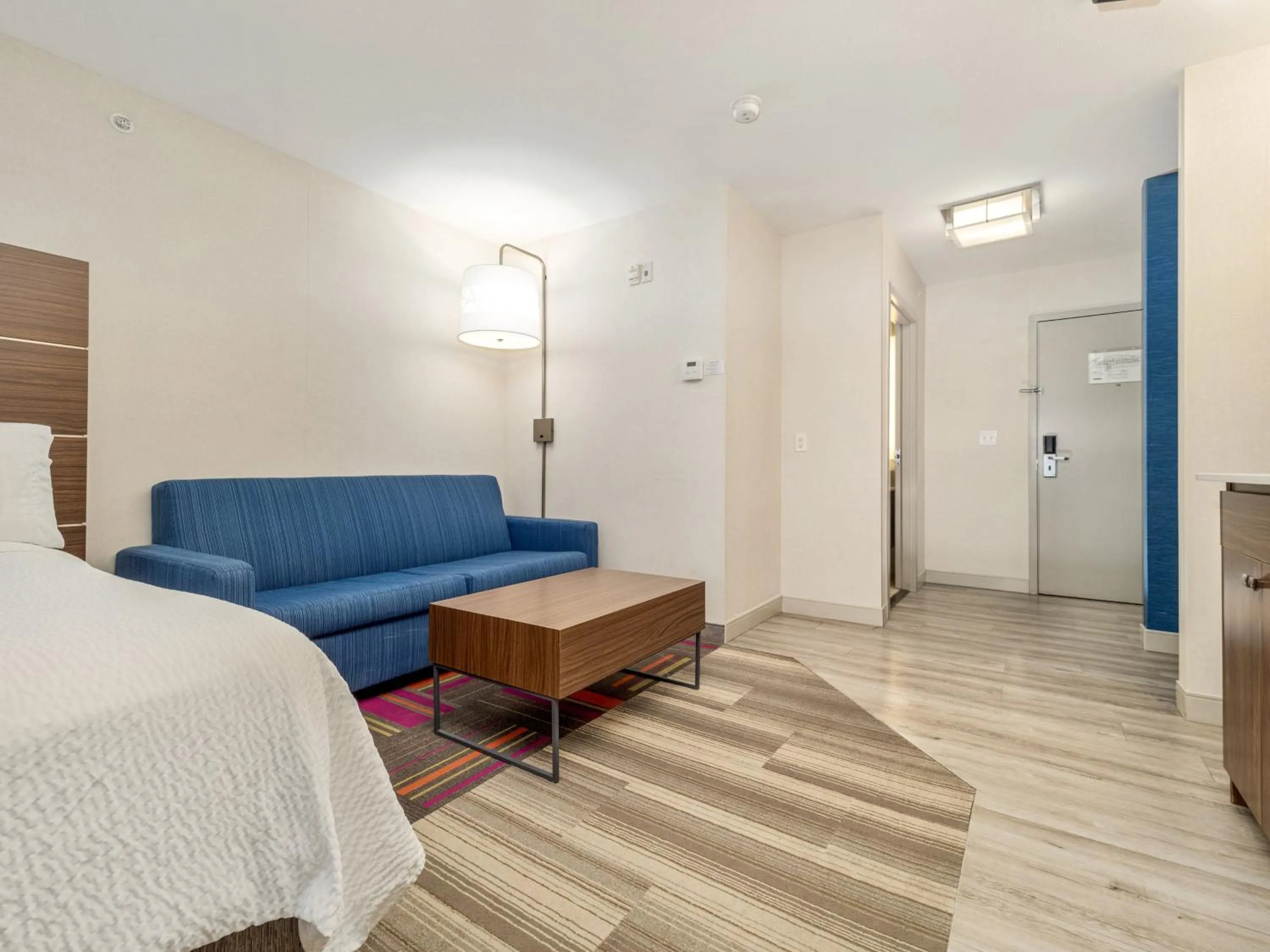 Photo of the whole room, Bed in Holiday Inn Express & Suites Medicine Hat by IHG