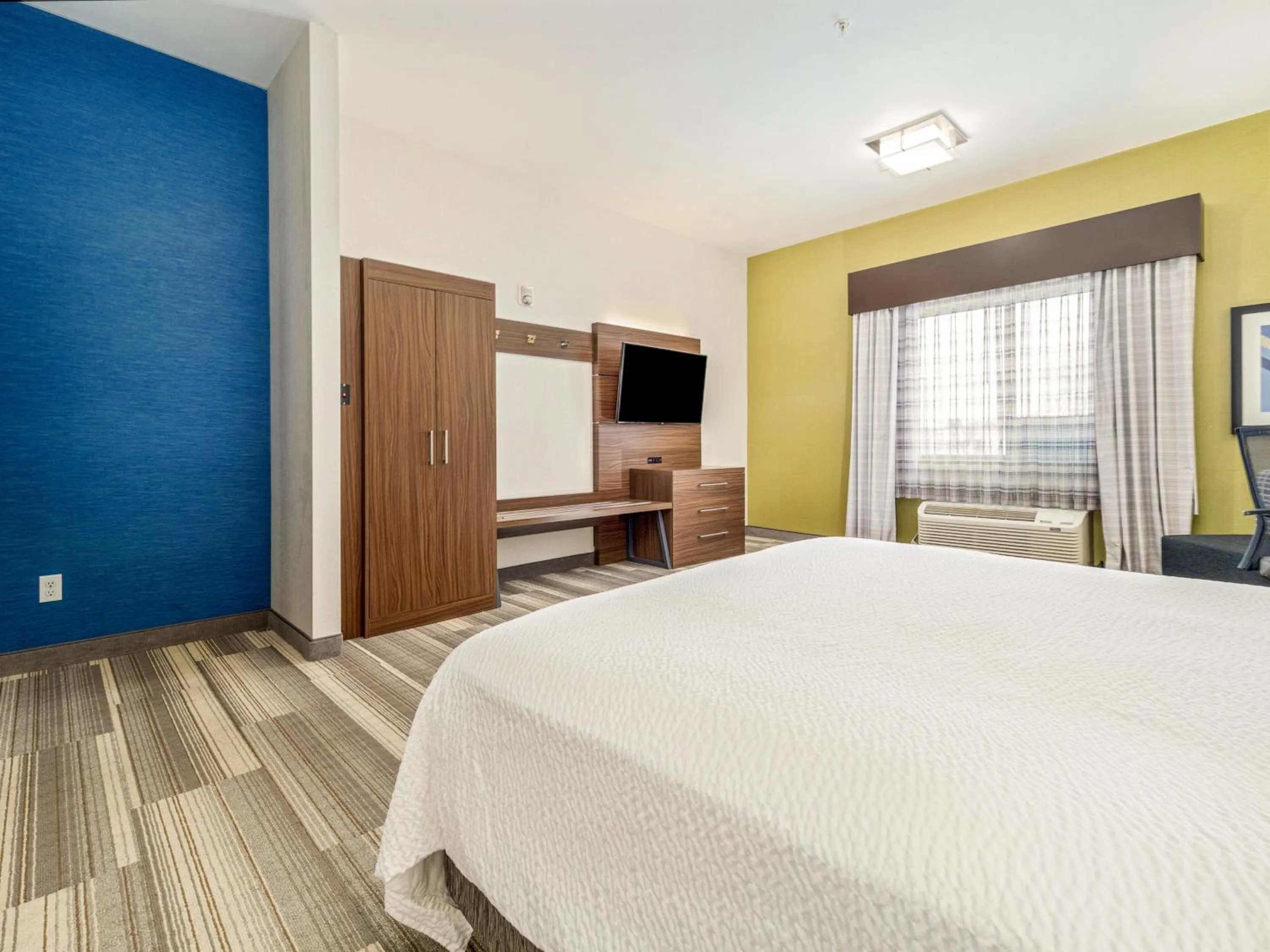 Photo of the whole room, Bed in Holiday Inn Express & Suites Medicine Hat by IHG