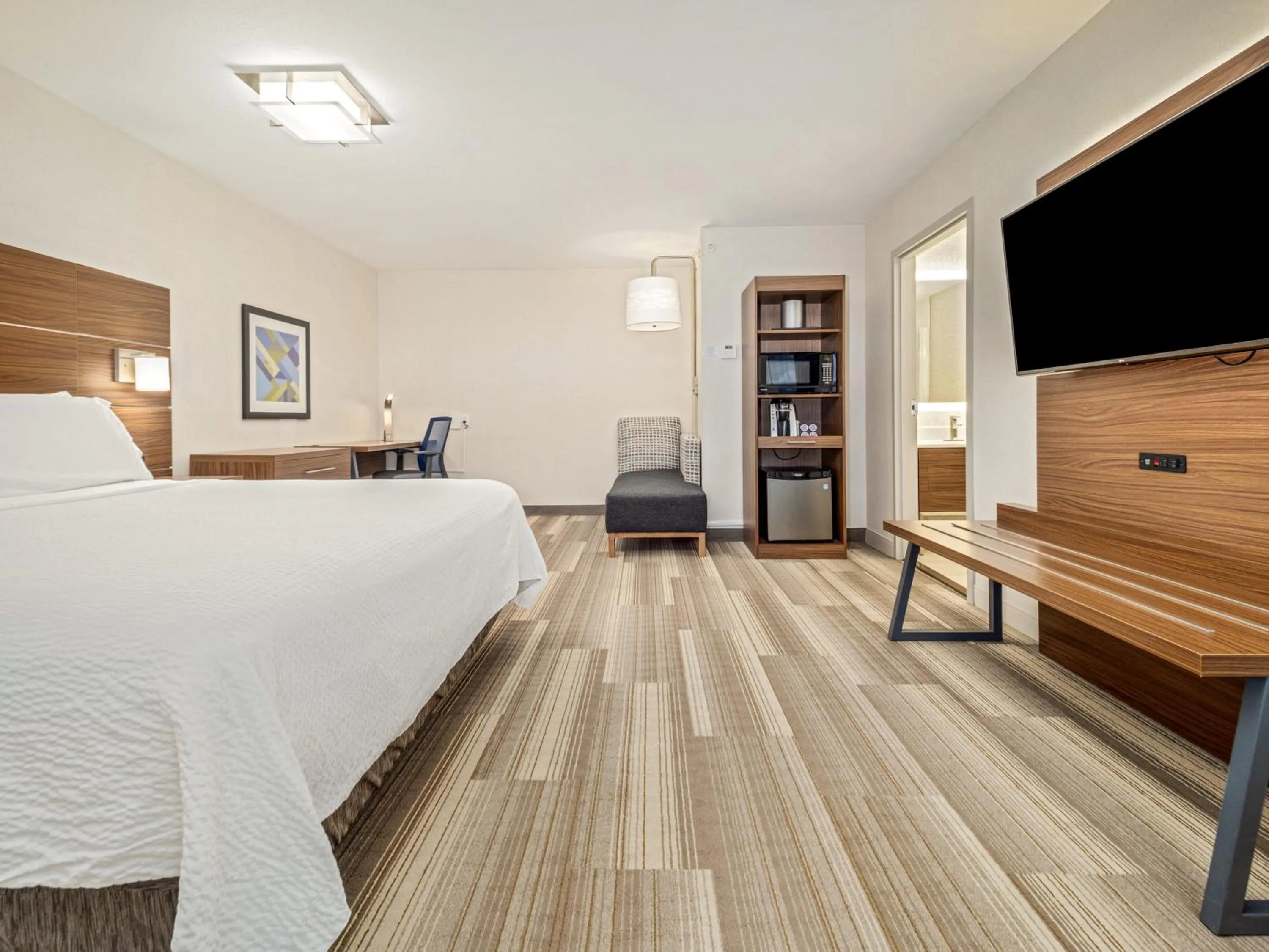 Photo of the whole room, Bed in Holiday Inn Express & Suites Medicine Hat by IHG