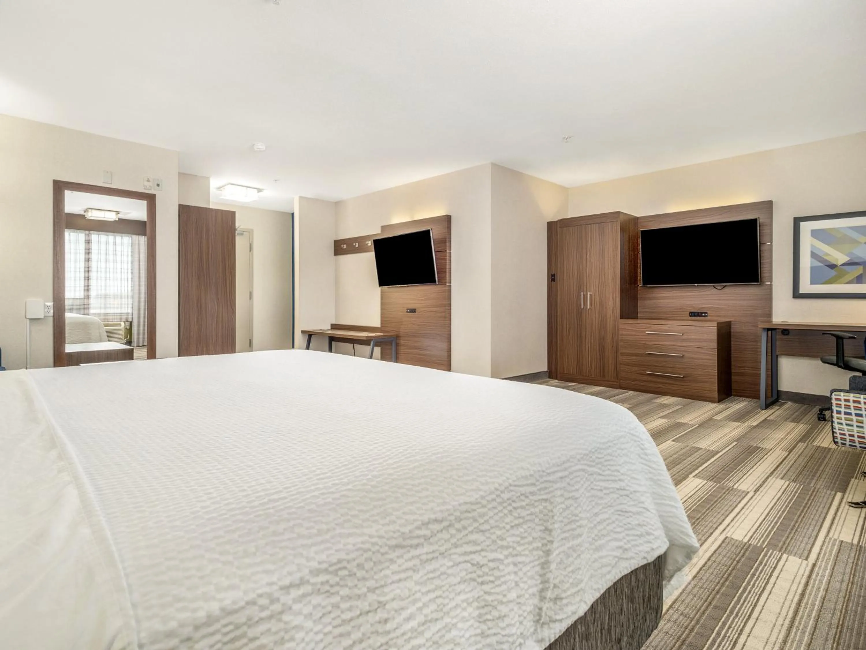 Photo of the whole room, Bed in Holiday Inn Express & Suites Medicine Hat by IHG