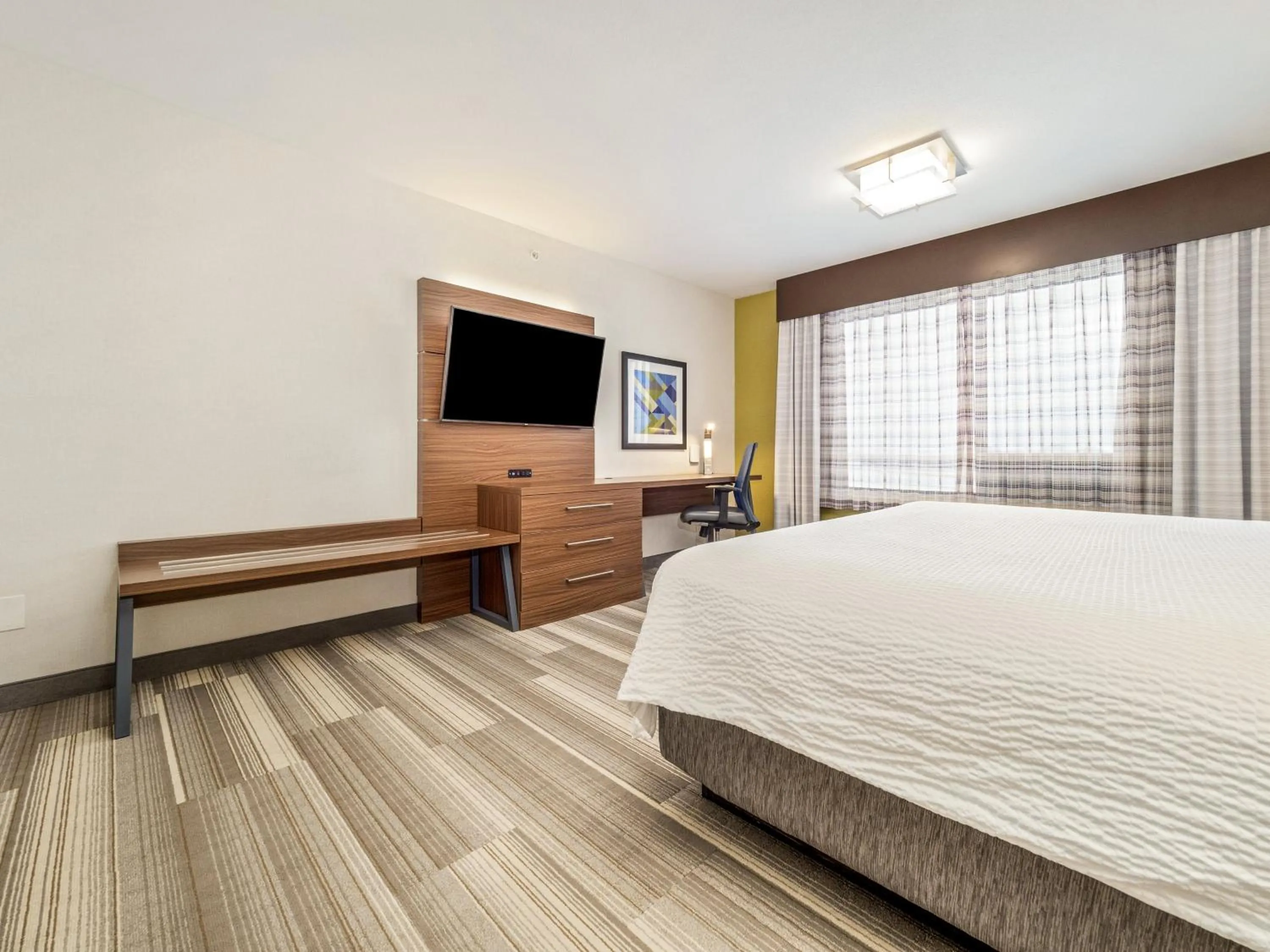 Photo of the whole room, Bed in Holiday Inn Express & Suites Medicine Hat by IHG