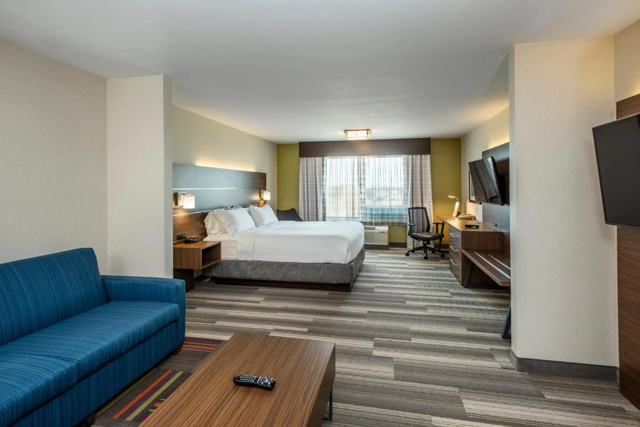Photo of the whole room, Bed in Holiday Inn Express & Suites Medicine Hat by IHG