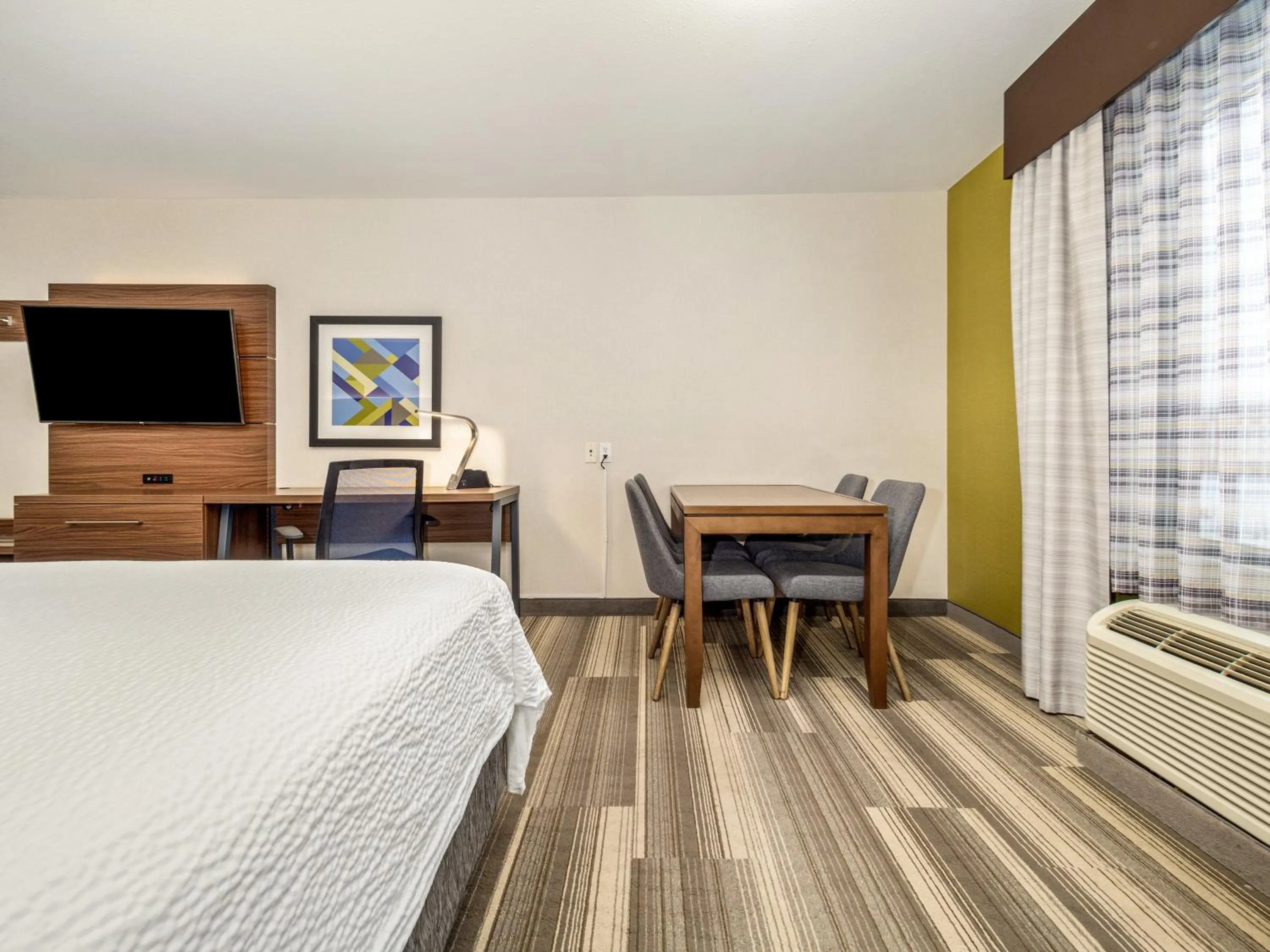 Photo of the whole room, Bed in Holiday Inn Express & Suites Medicine Hat by IHG