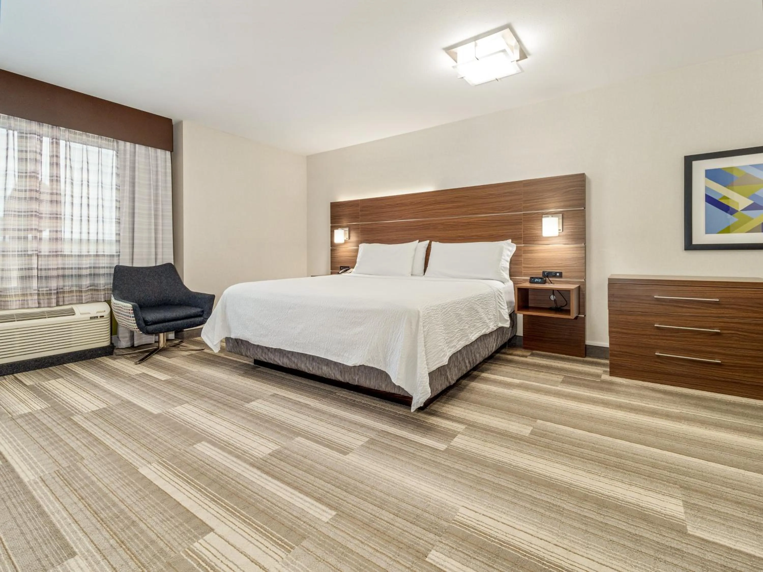 Photo of the whole room, Bed in Holiday Inn Express & Suites Medicine Hat by IHG