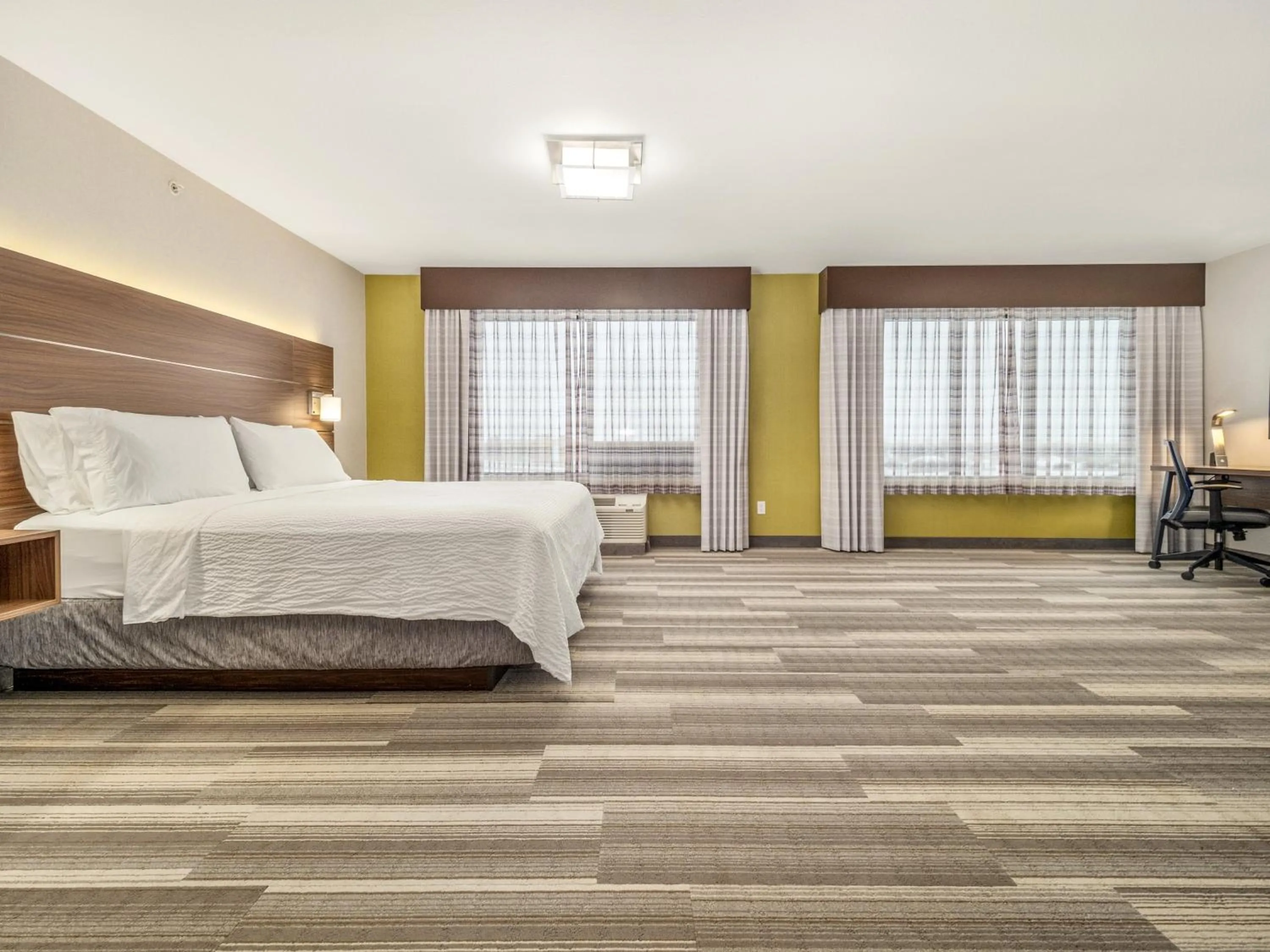 Photo of the whole room, Bed in Holiday Inn Express & Suites Medicine Hat by IHG