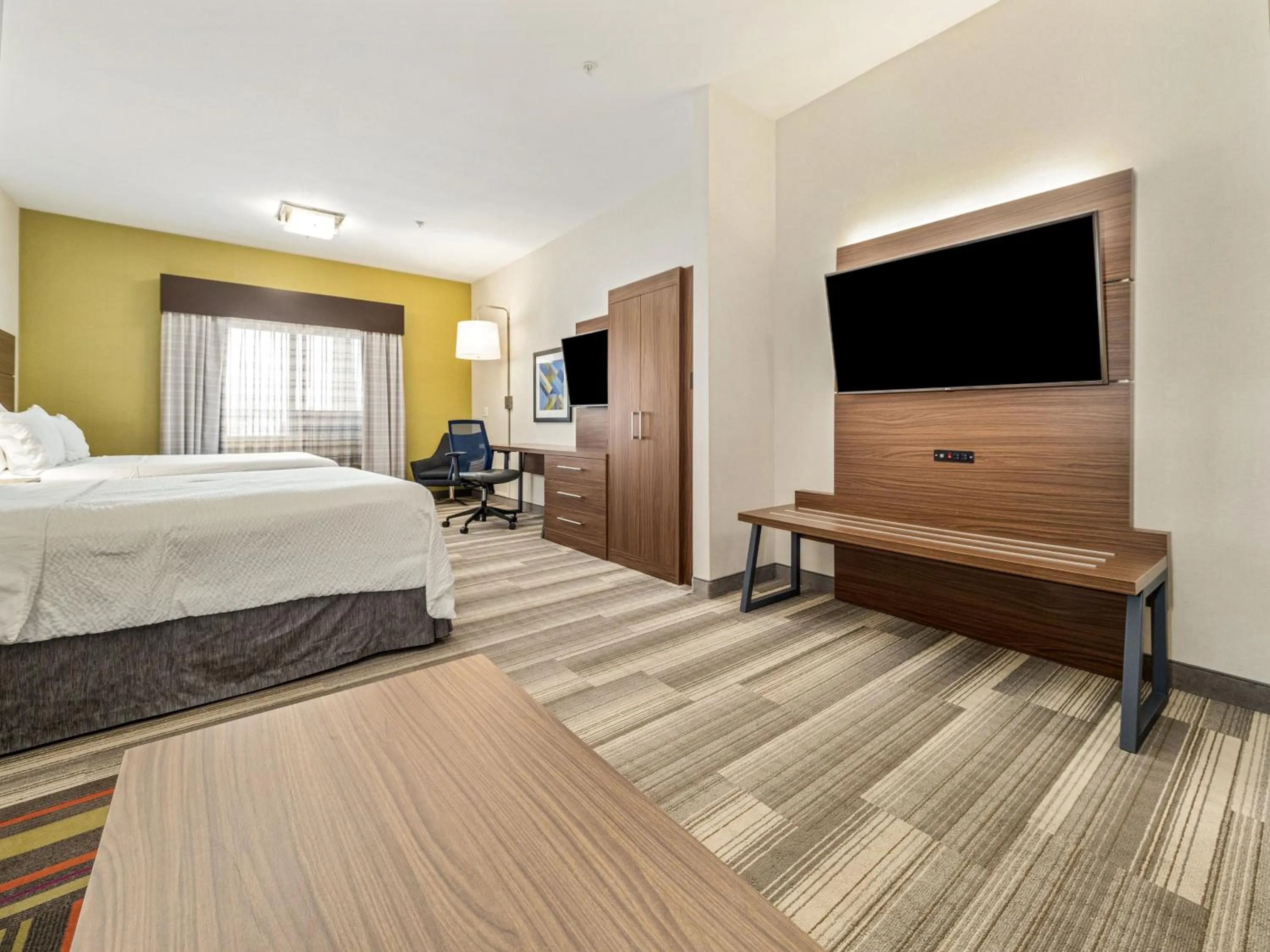 Photo of the whole room, Bed in Holiday Inn Express & Suites Medicine Hat by IHG