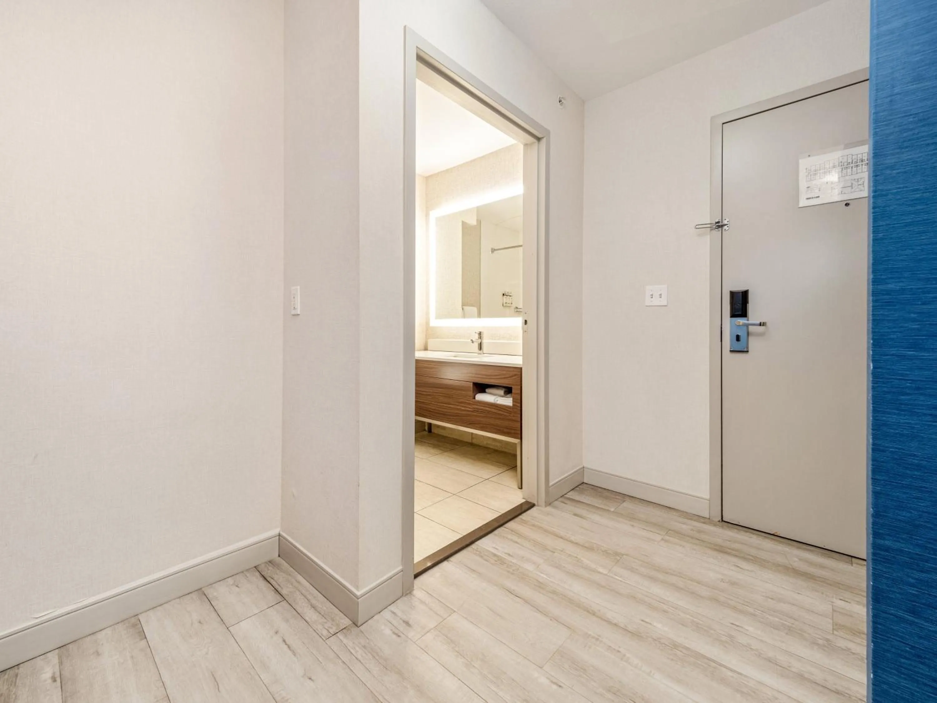 Photo of the whole room, Bed in Holiday Inn Express & Suites Medicine Hat by IHG