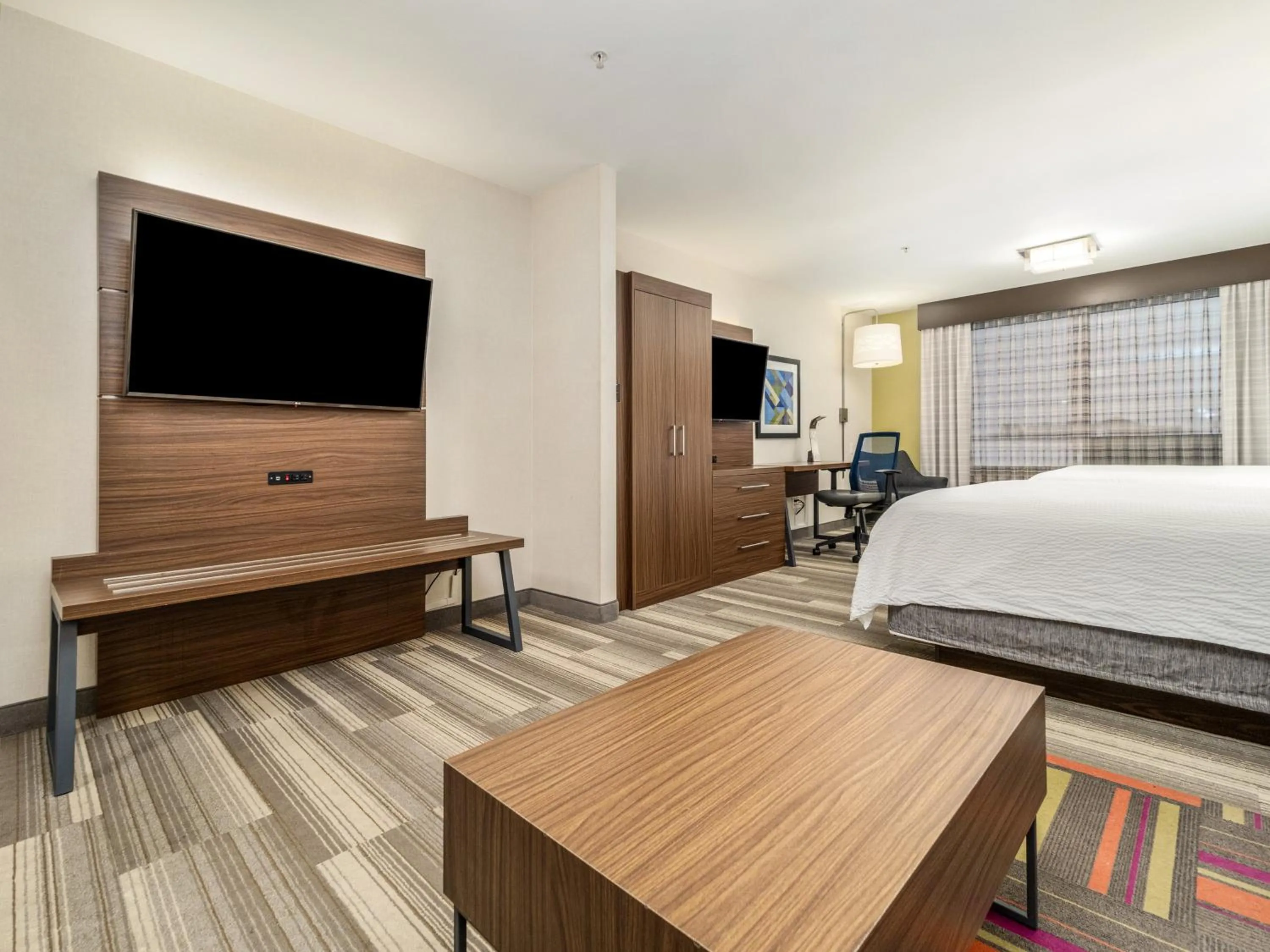 Photo of the whole room, Bed in Holiday Inn Express & Suites Medicine Hat by IHG