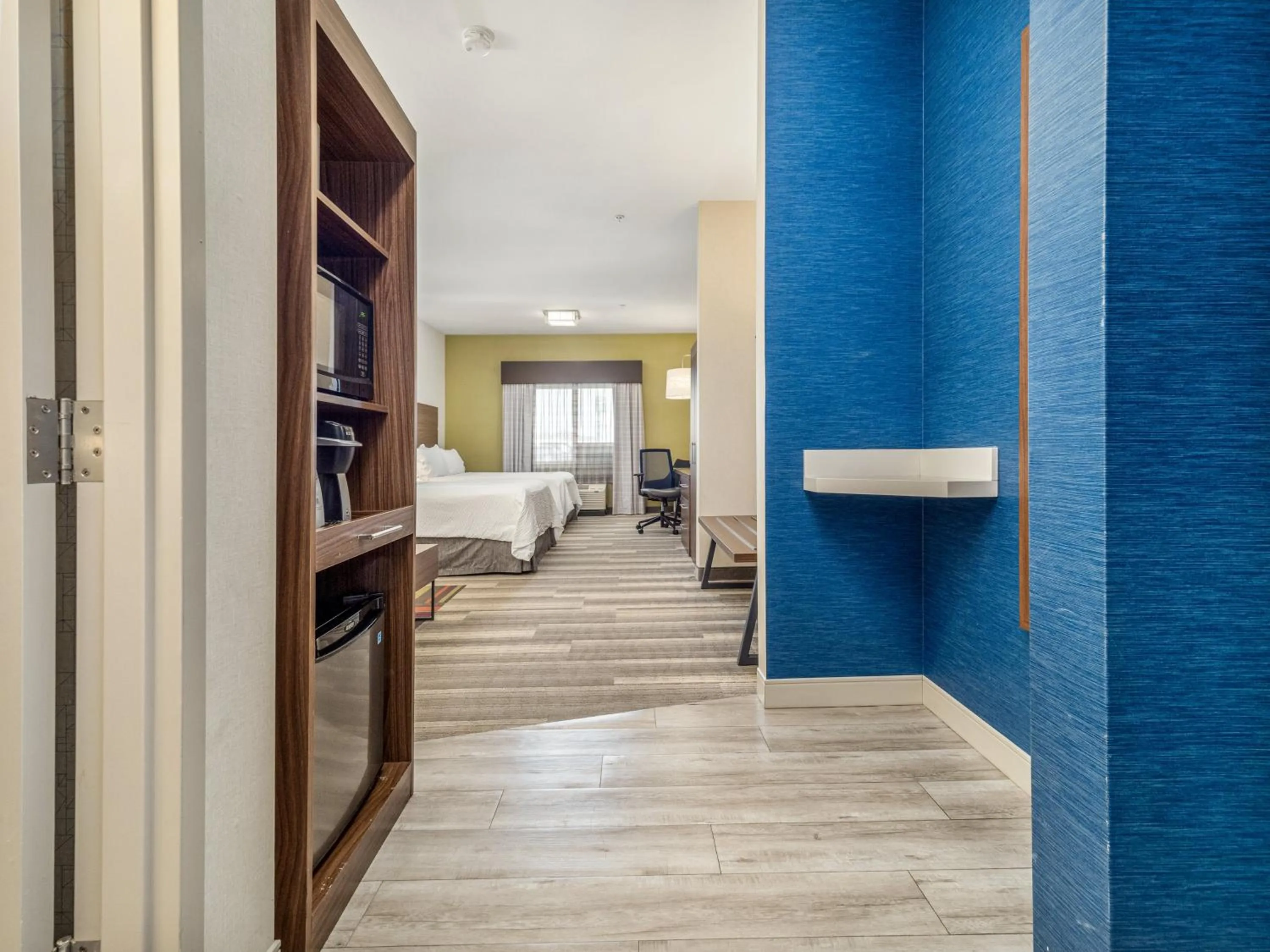 Photo of the whole room, Bed in Holiday Inn Express & Suites Medicine Hat by IHG