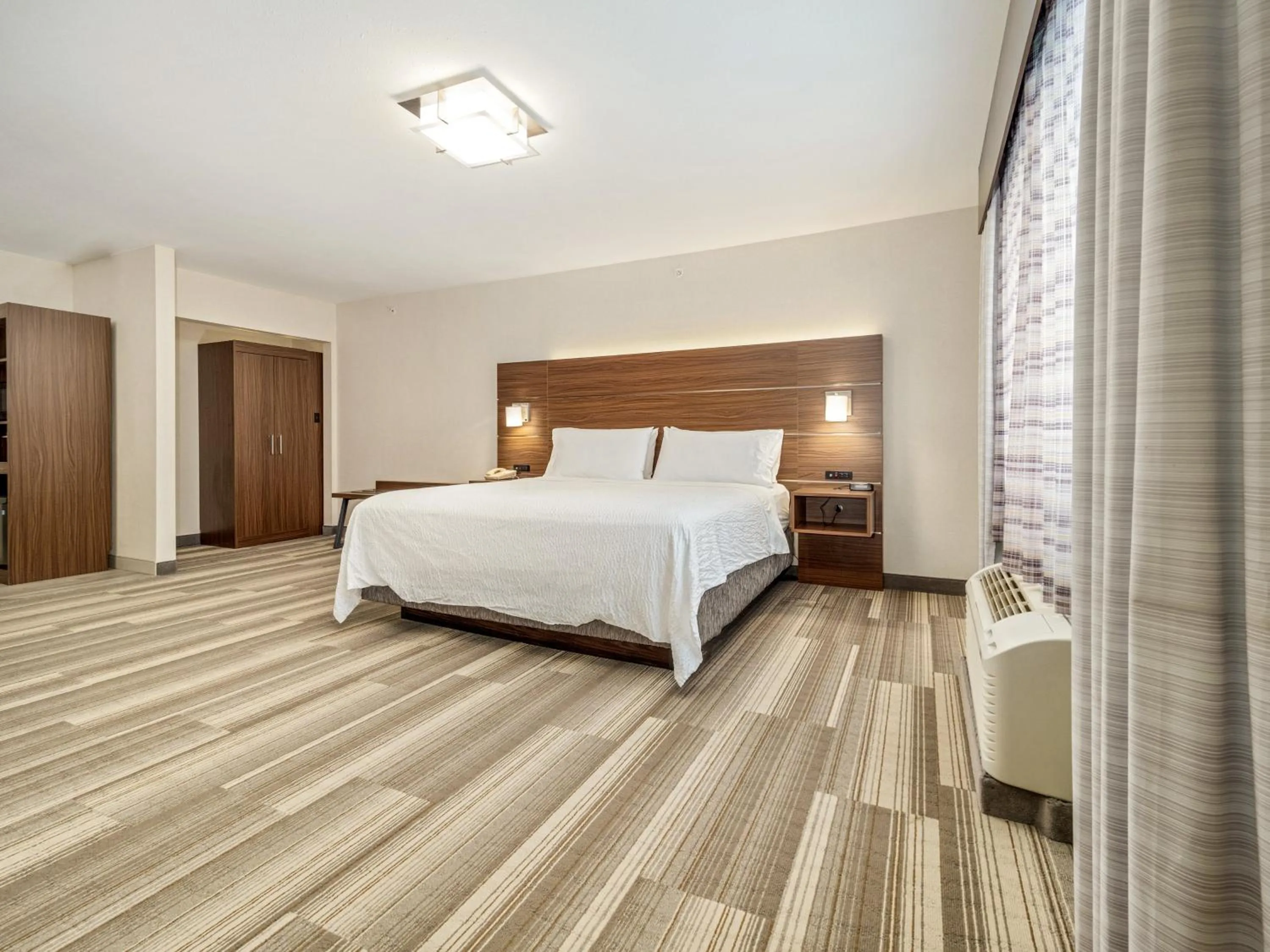 Photo of the whole room, Bed in Holiday Inn Express & Suites Medicine Hat by IHG