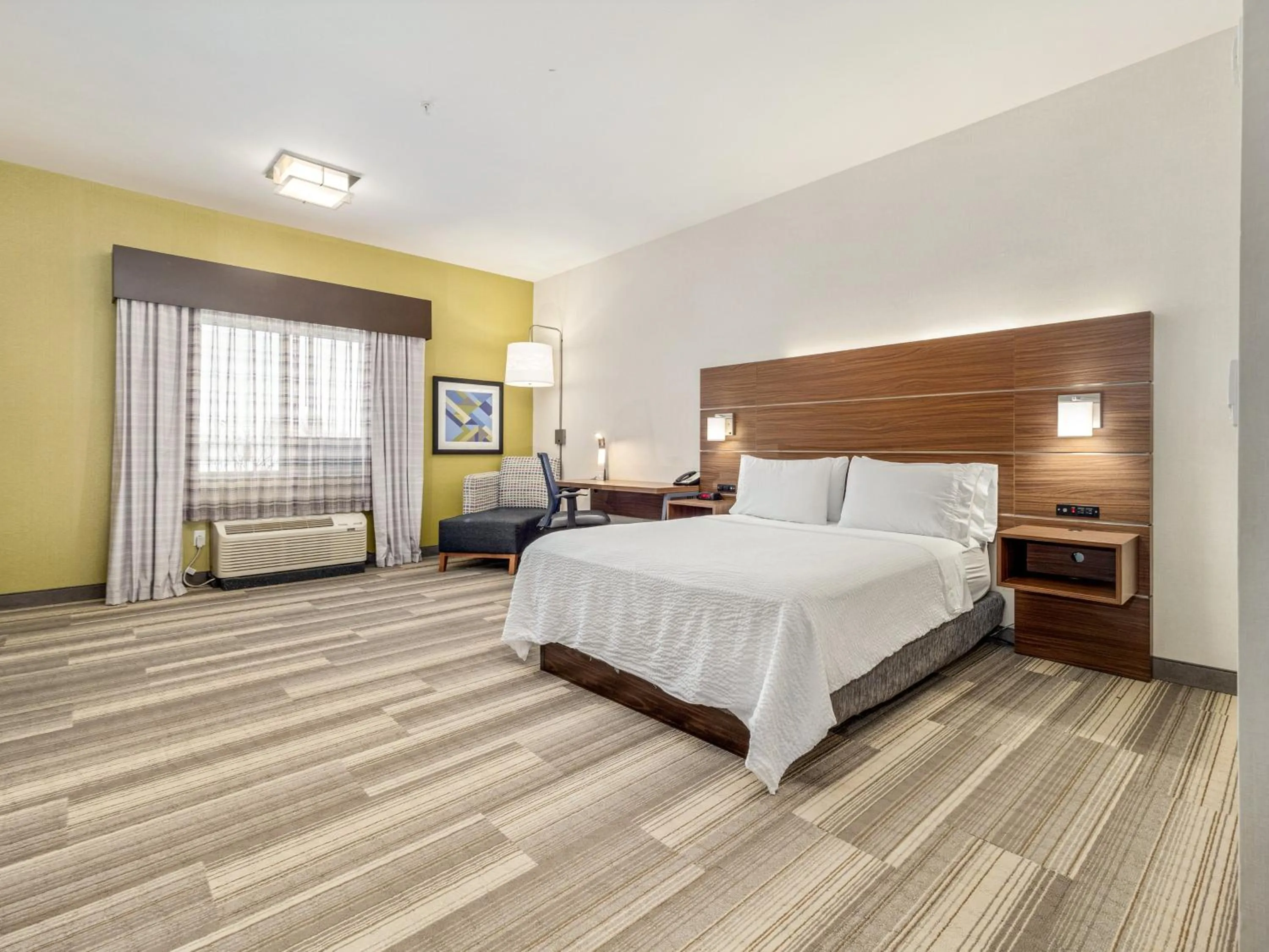 Photo of the whole room, Bed in Holiday Inn Express & Suites Medicine Hat by IHG