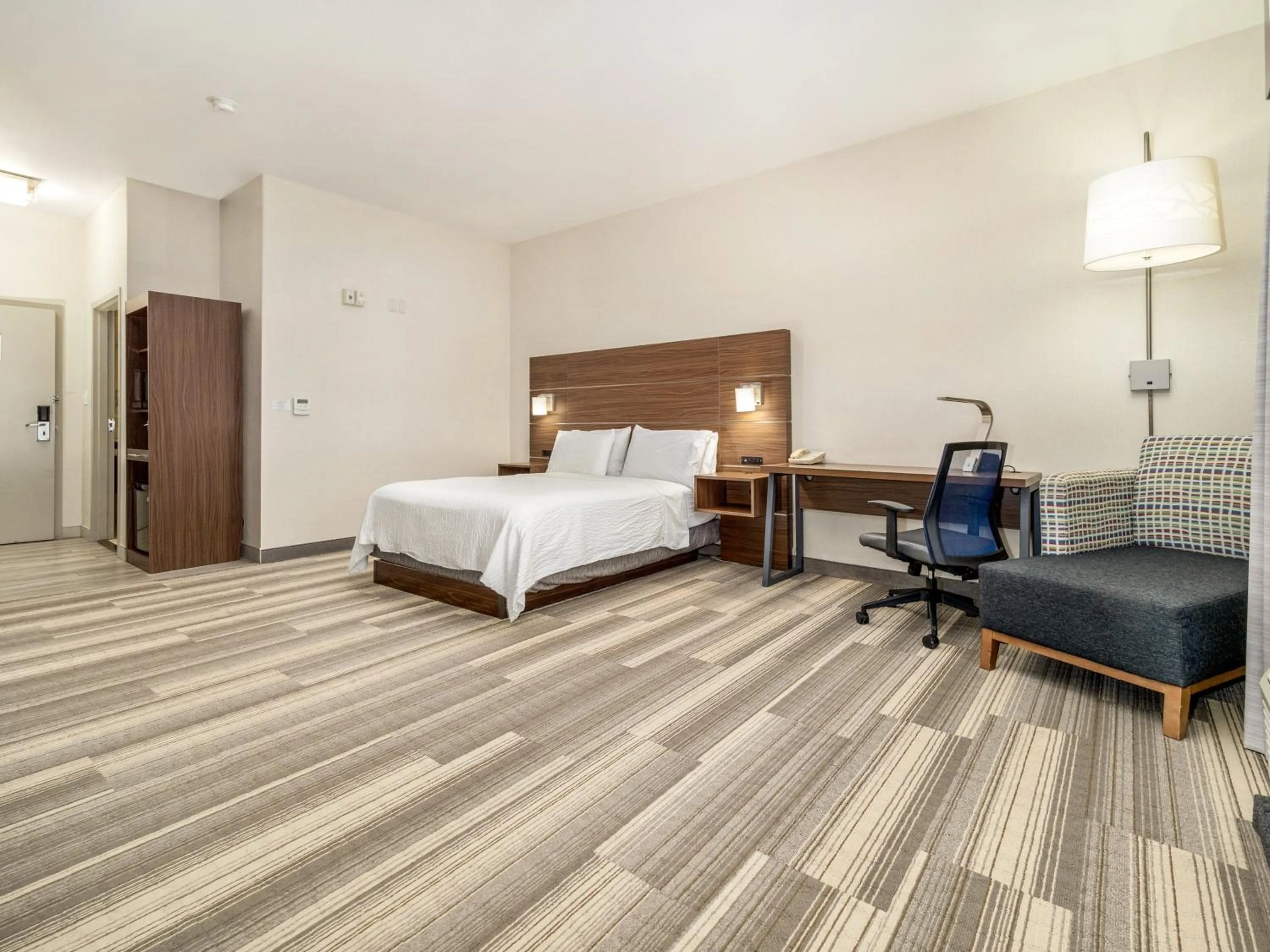 Photo of the whole room, Bed in Holiday Inn Express & Suites Medicine Hat by IHG