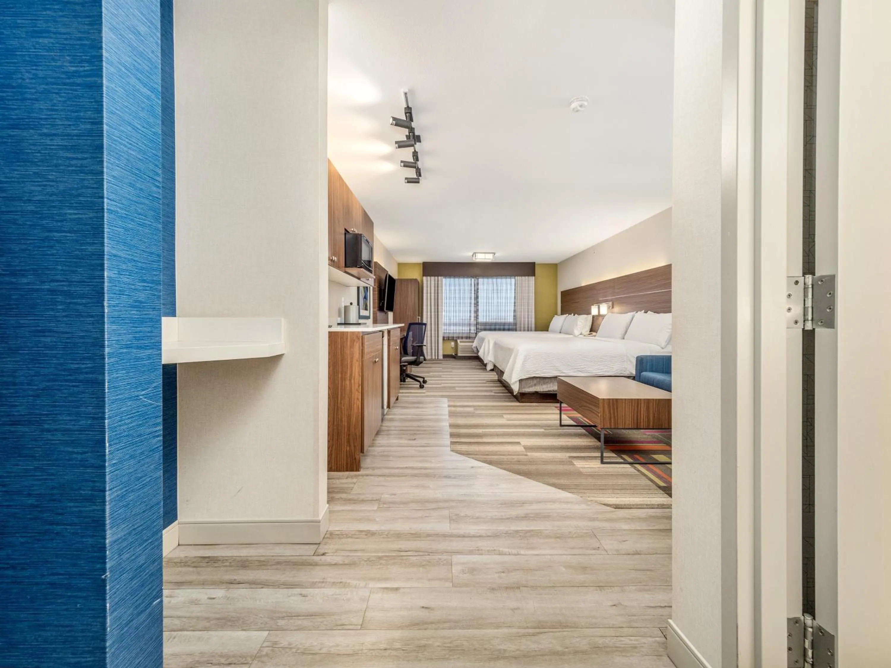 Photo of the whole room, Bed in Holiday Inn Express & Suites Medicine Hat by IHG