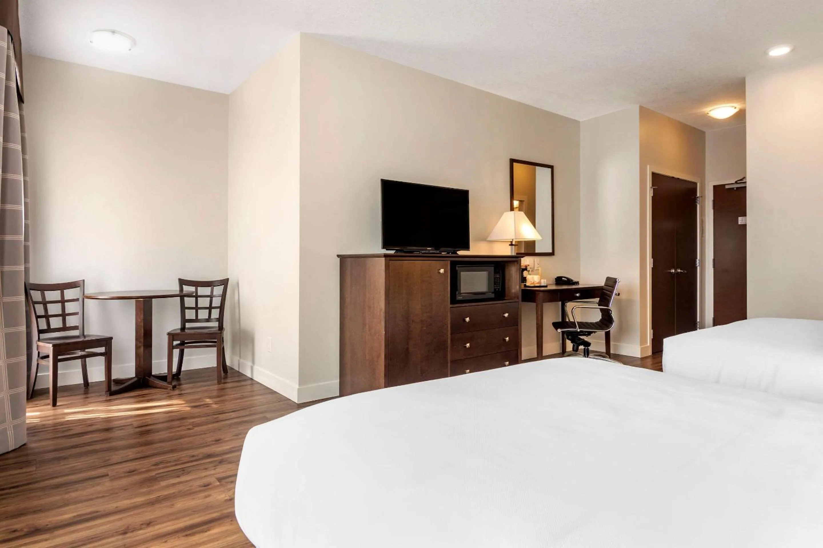 Photo of the whole room, Bed in Econo Lodge Inn & Suites