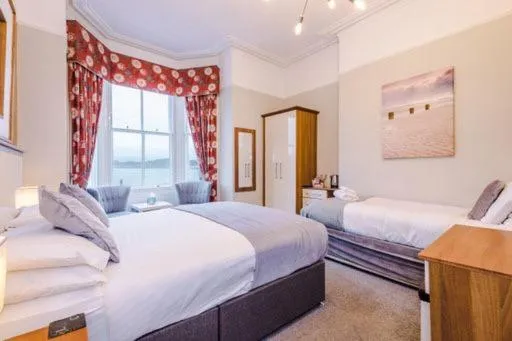 Bed in Lauriston & Lawton Court Hotel