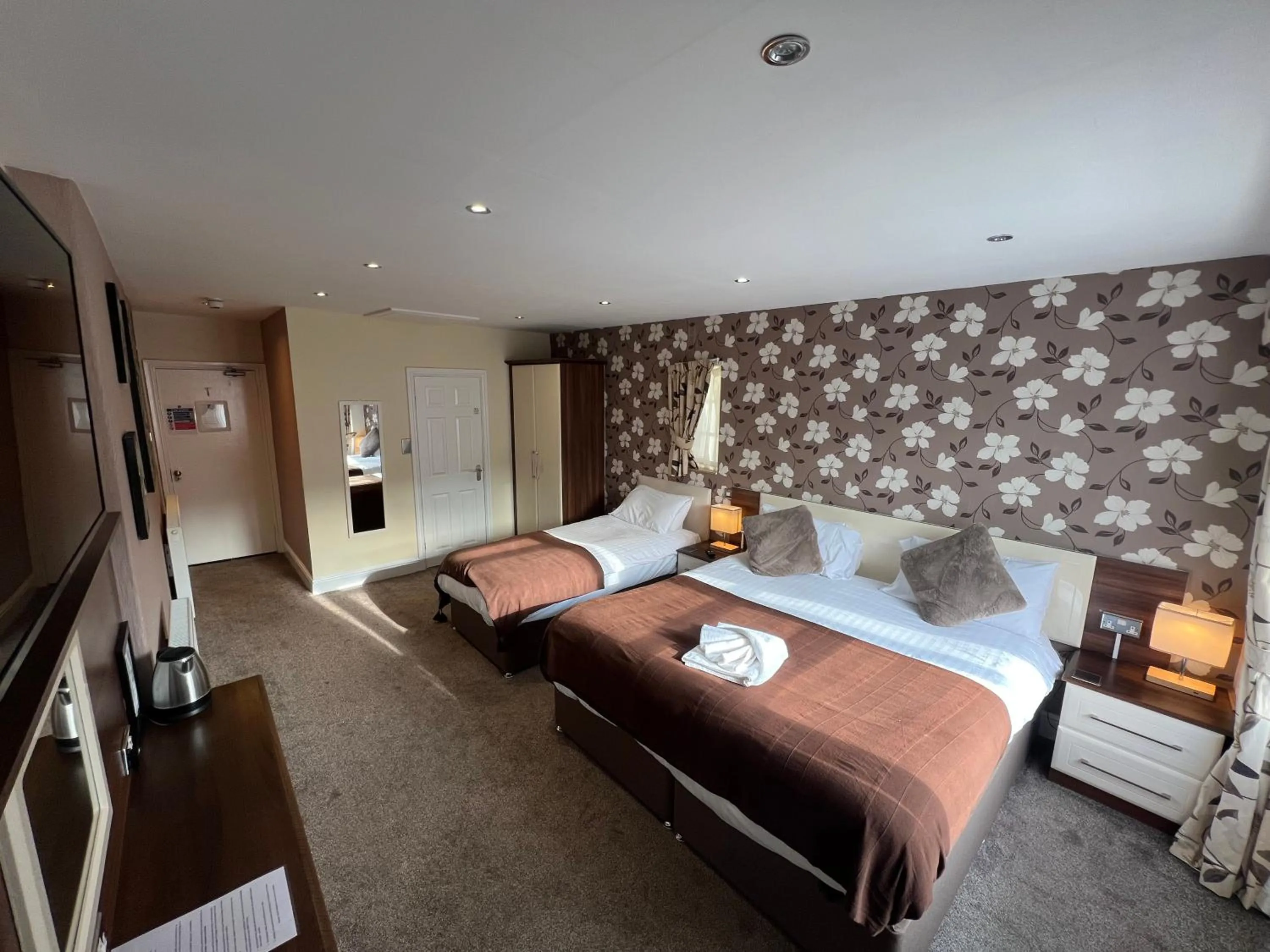 Bed in Lauriston & Lawton Court Hotel