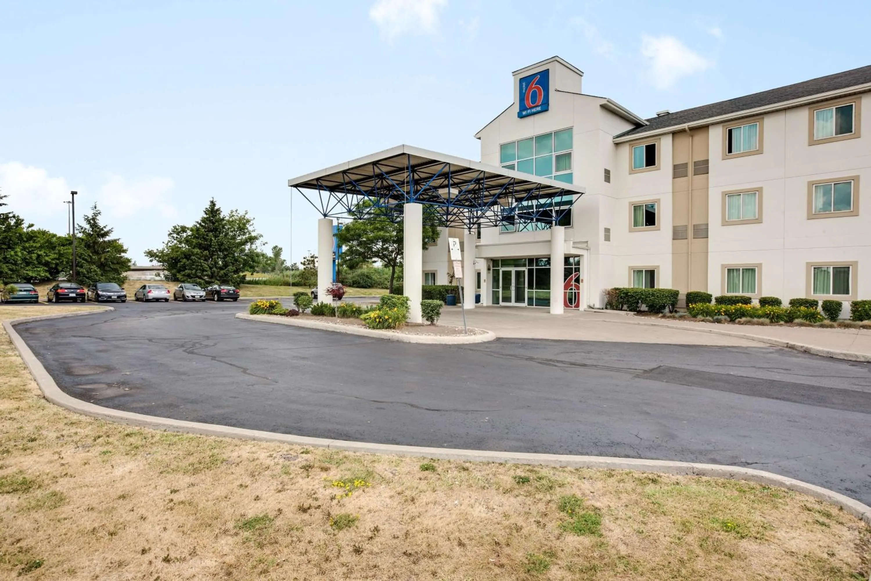 Property building in Motel 6-Brampton, ON - Toronto