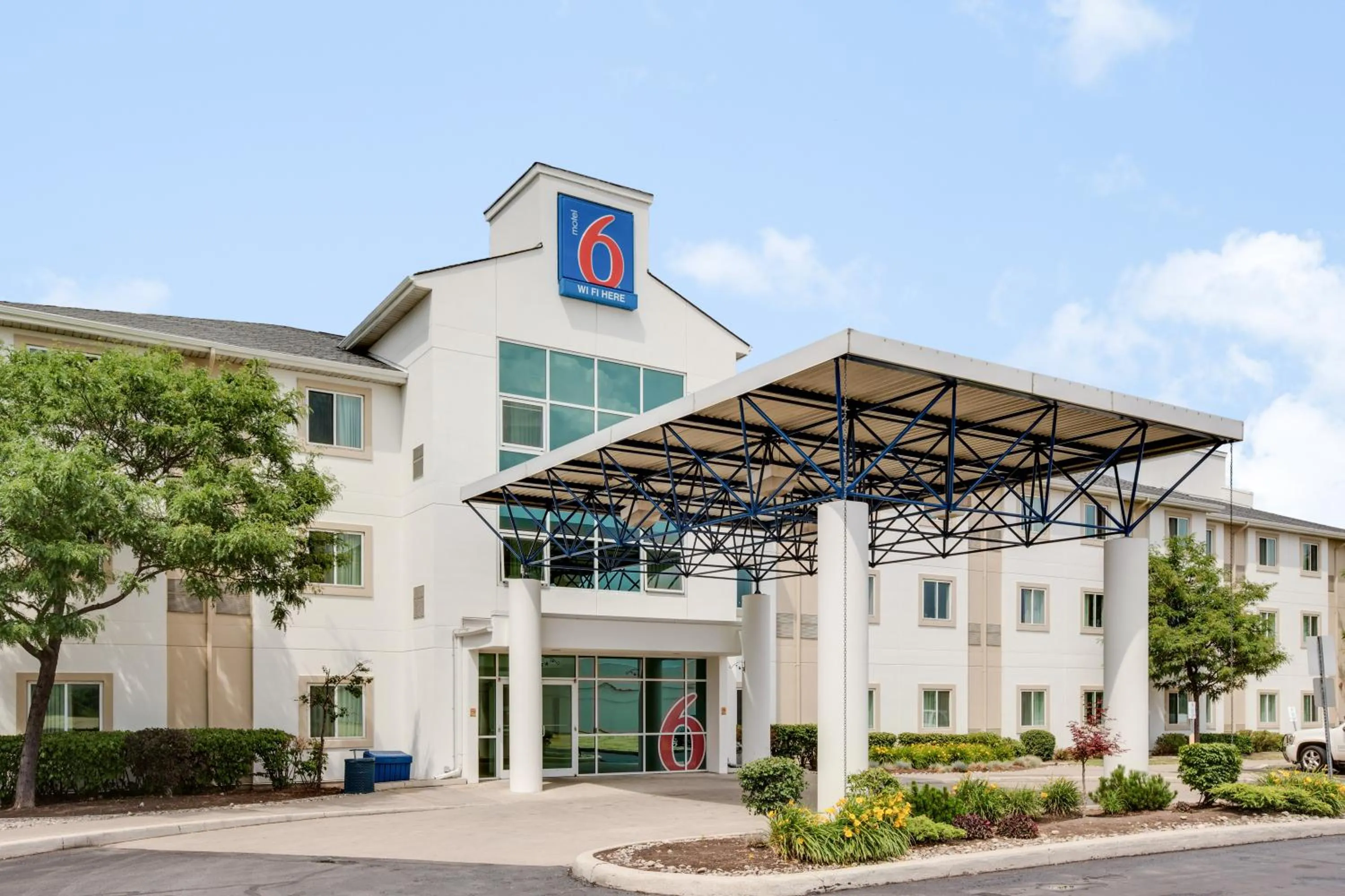 Facade/entrance in Motel 6-Brampton, ON - Toronto