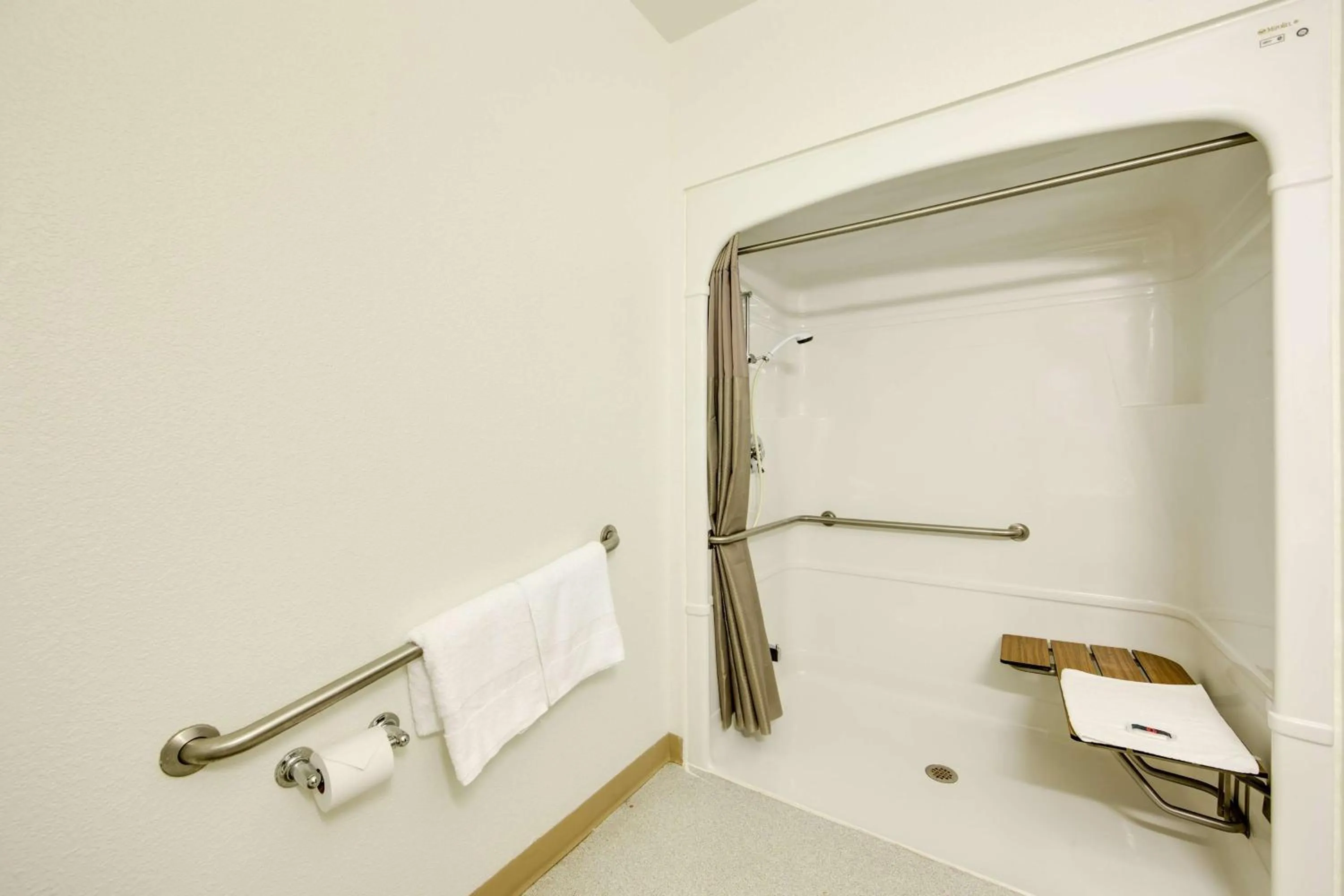 Shower in Motel 6-Brampton, ON - Toronto