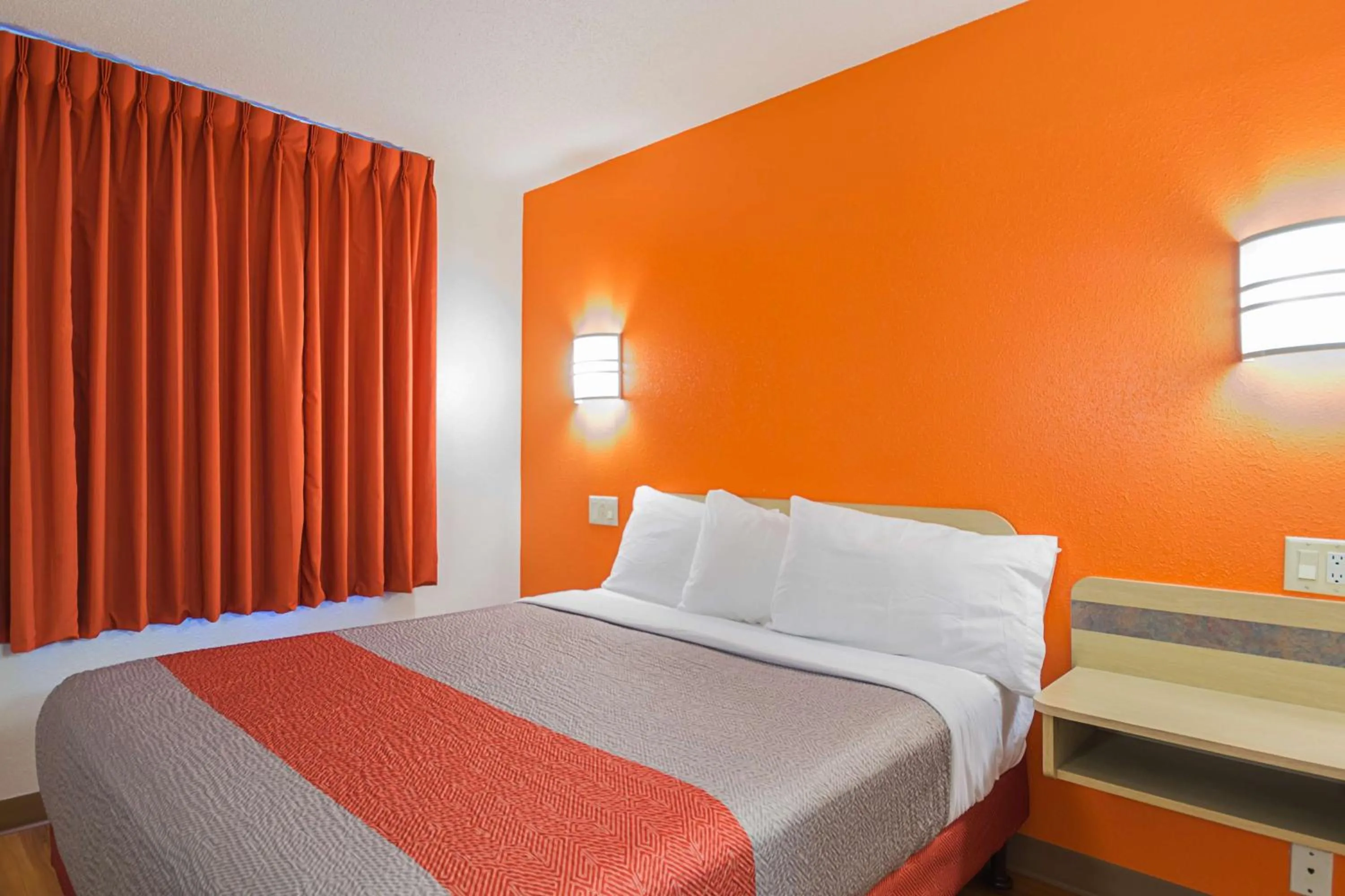 Bedroom, Bed in Motel 6-Whitby, ON - Toronto East