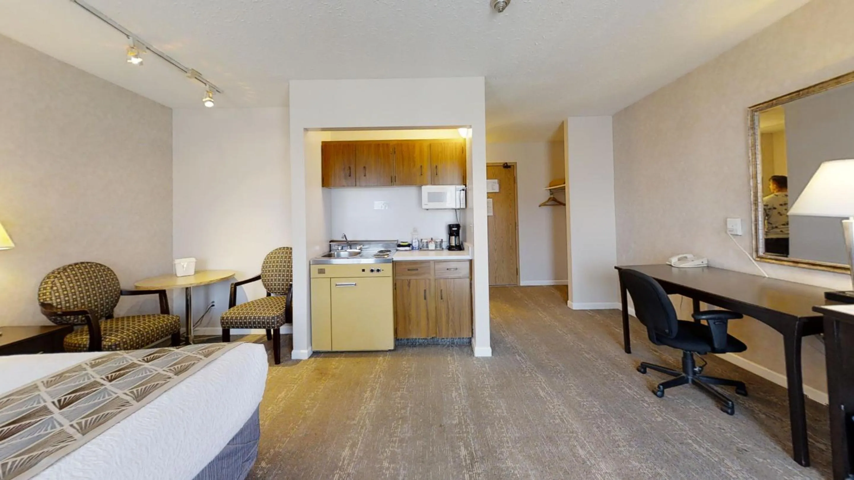 Kitchen or kitchenette, Bed in Dilworth Inn Kelowna