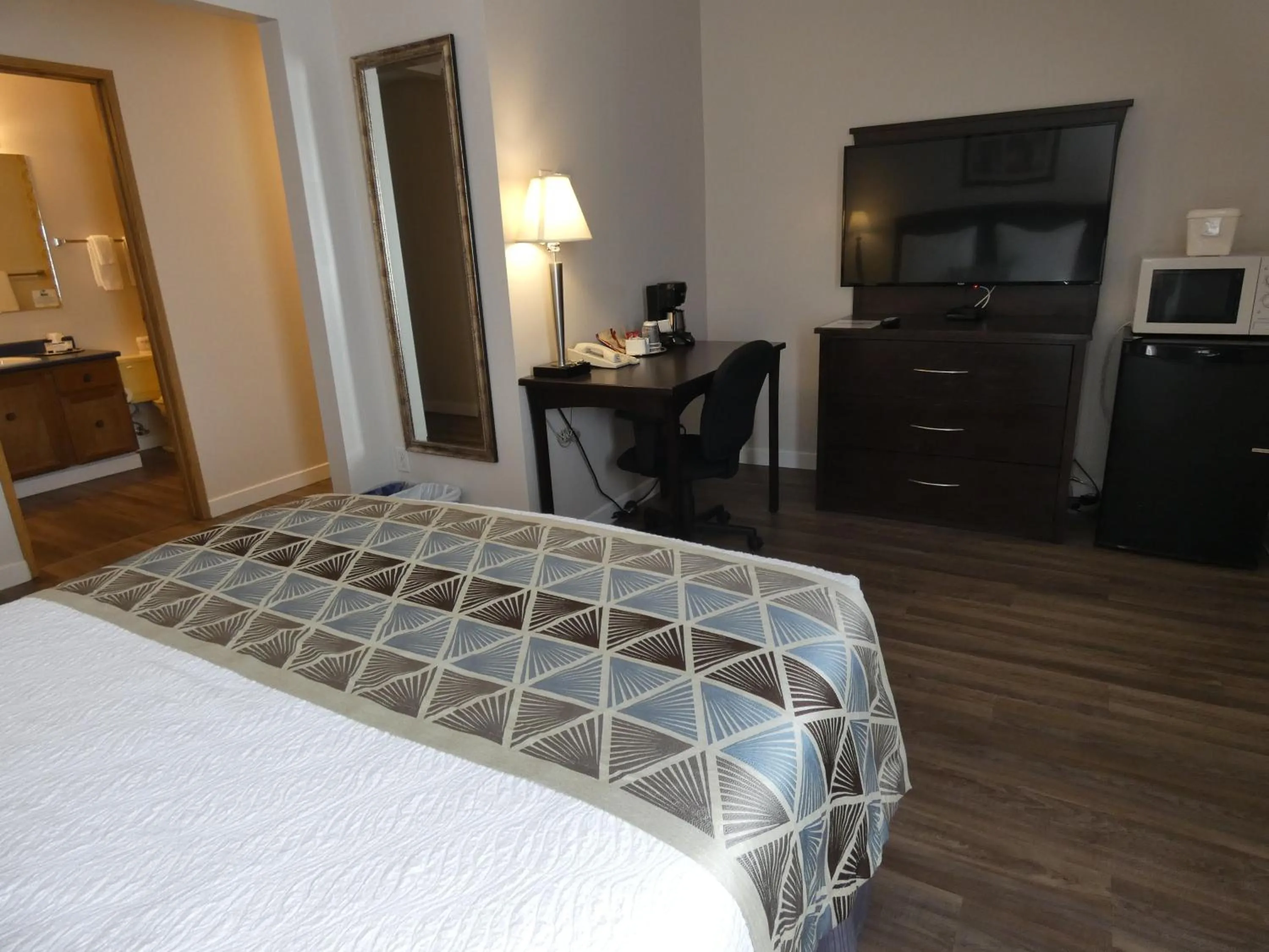 Photo of the whole room, Bed in Dilworth Inn Kelowna