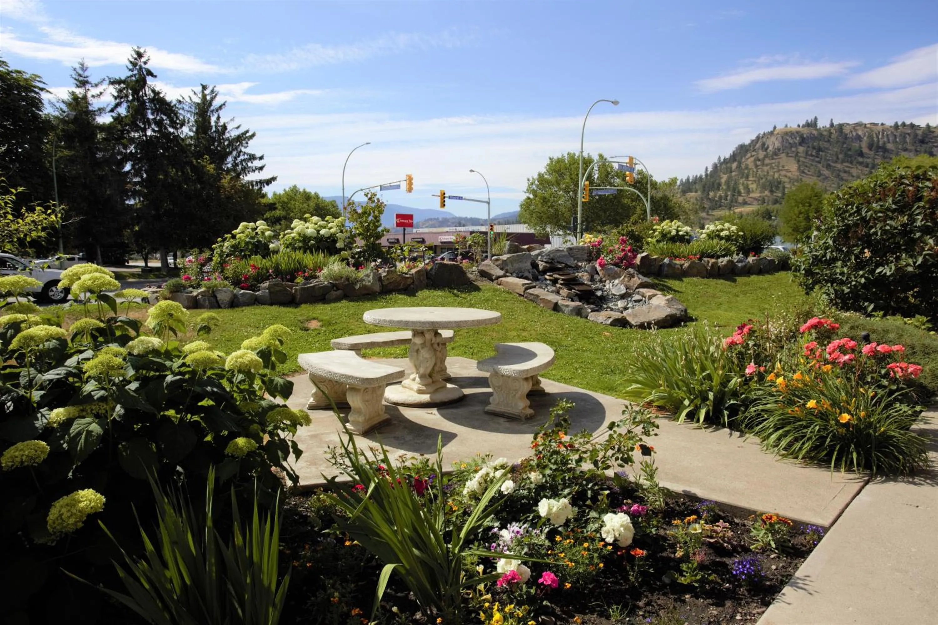 Garden in Dilworth Inn Kelowna