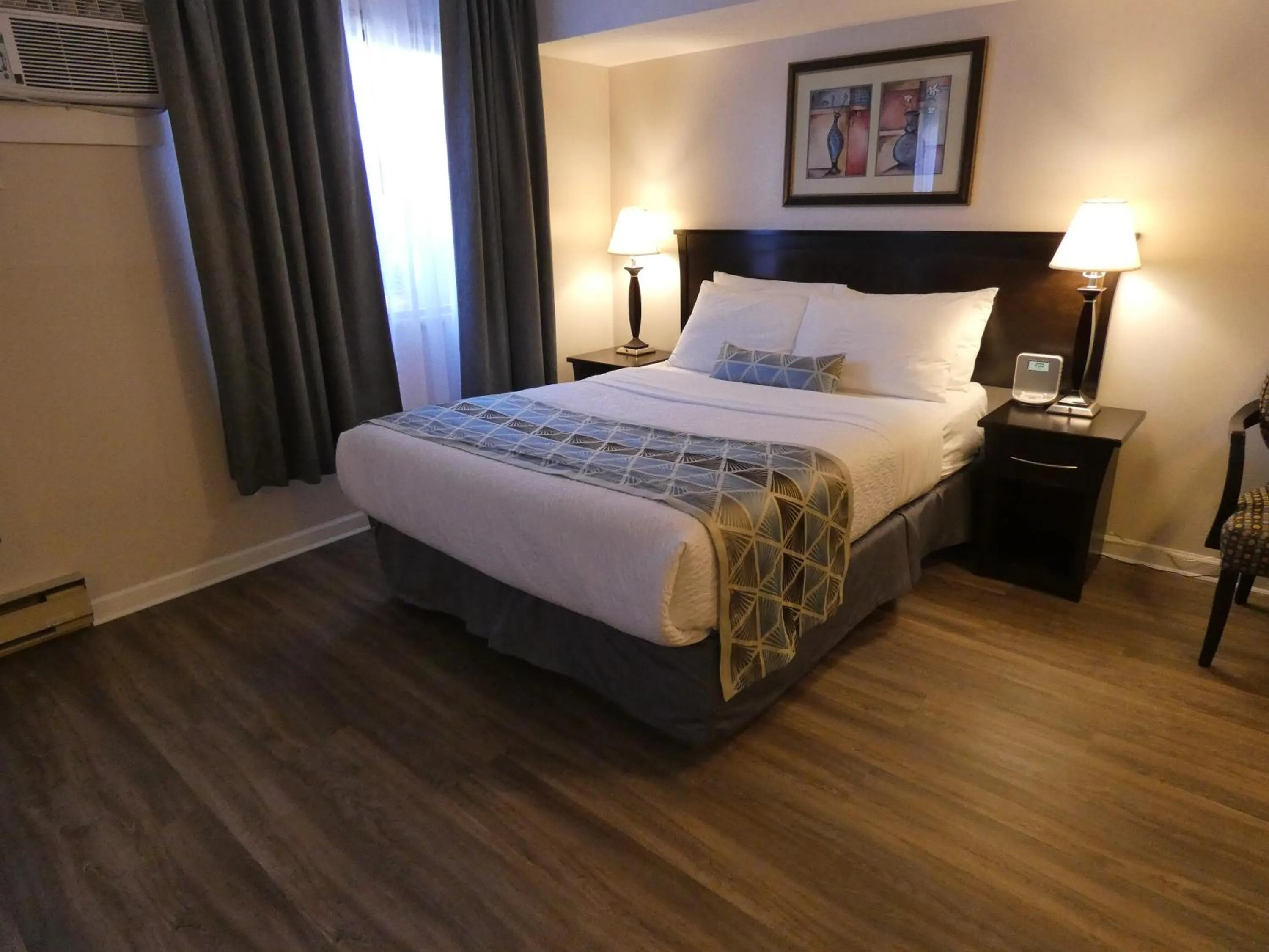 Bed in Dilworth Inn Kelowna