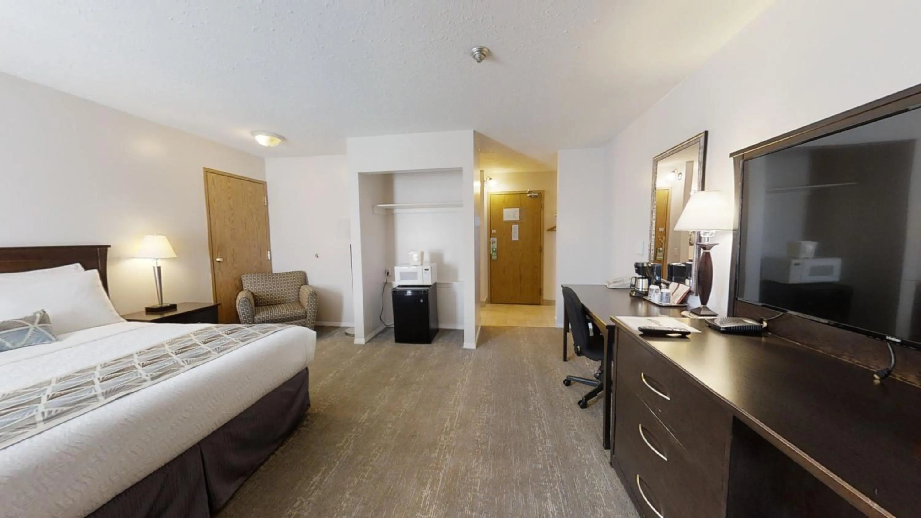 Living room, Bed in Dilworth Inn Kelowna