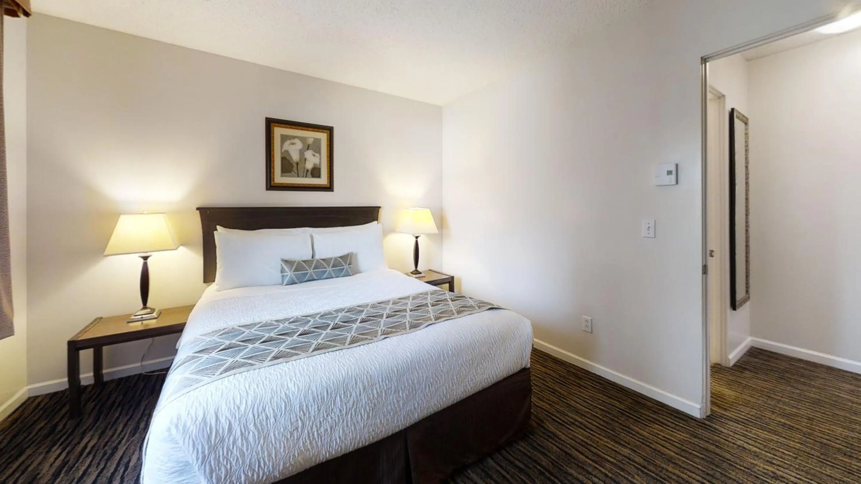 Bedroom, Bed in Recreation Inn and Suites Kelowna