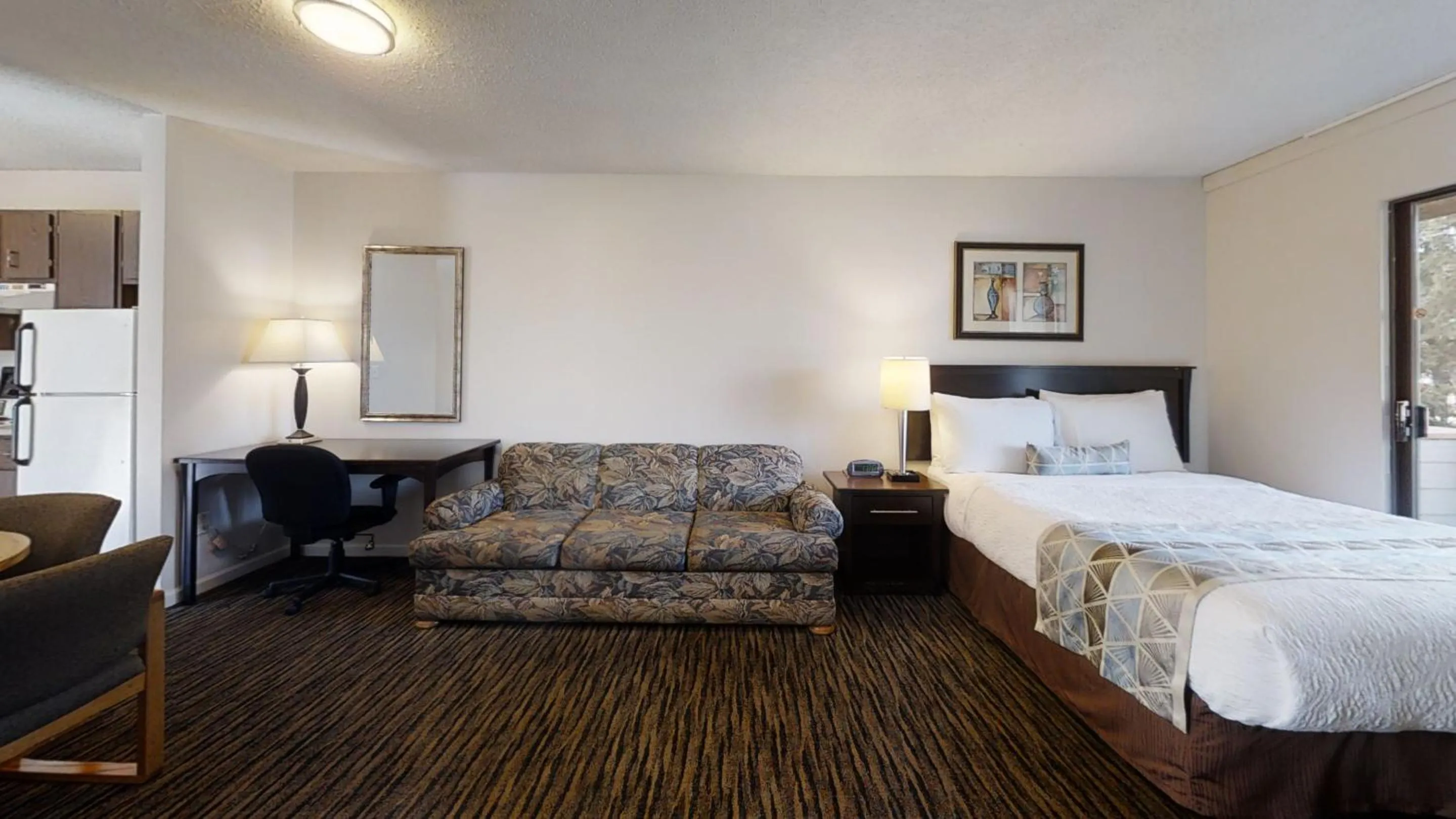 Photo of the whole room, Bed in Recreation Inn and Suites Kelowna
