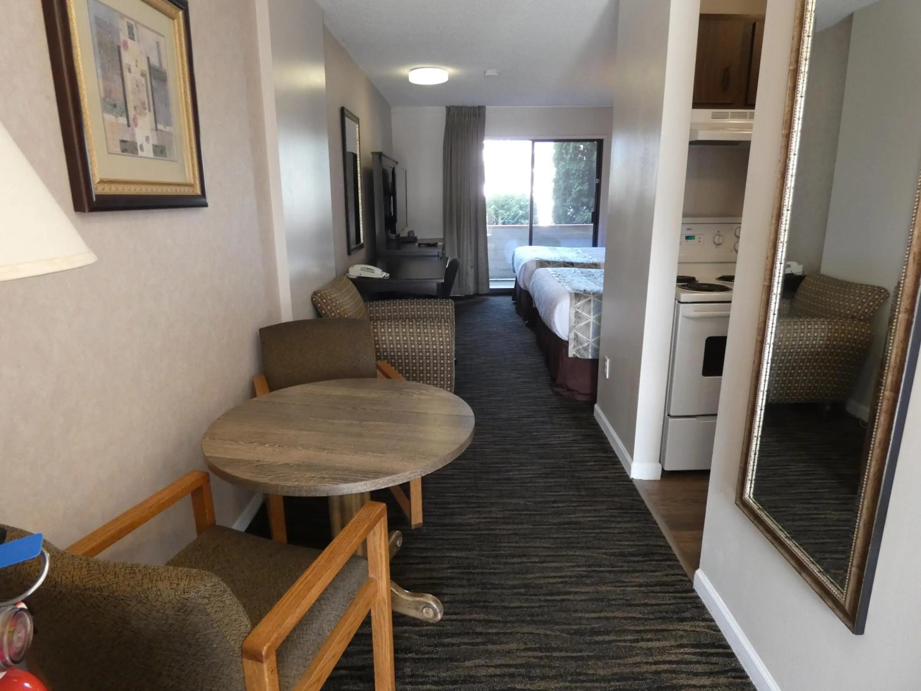 Dining area in Recreation Inn and Suites Kelowna