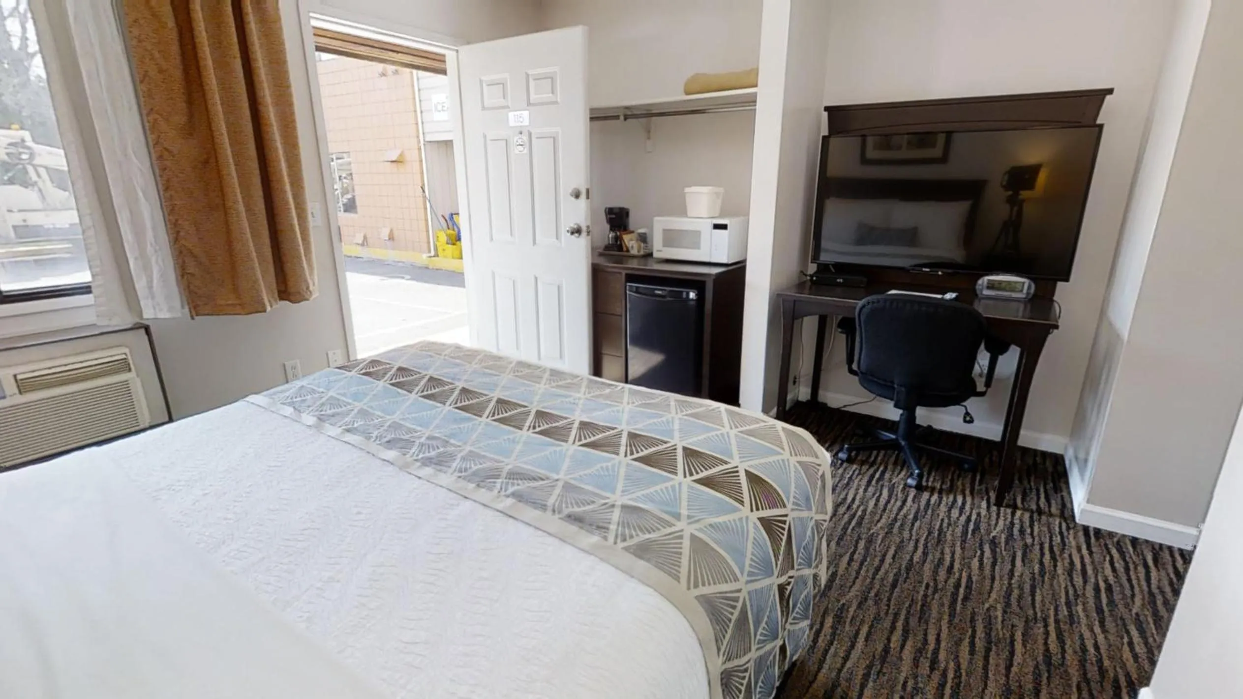Photo of the whole room, Bed in Recreation Inn and Suites Kelowna