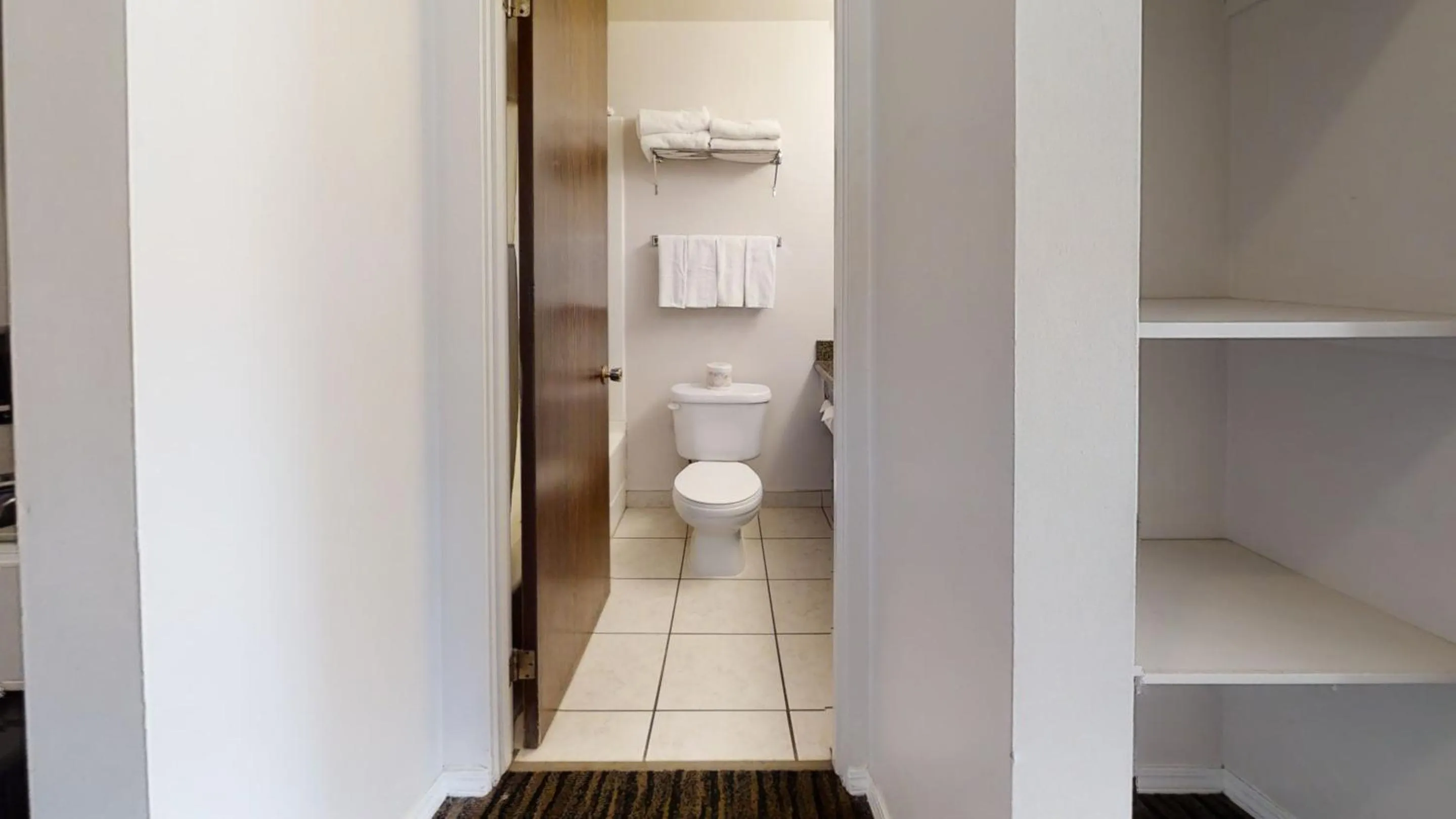 Bathroom in Recreation Inn and Suites Kelowna