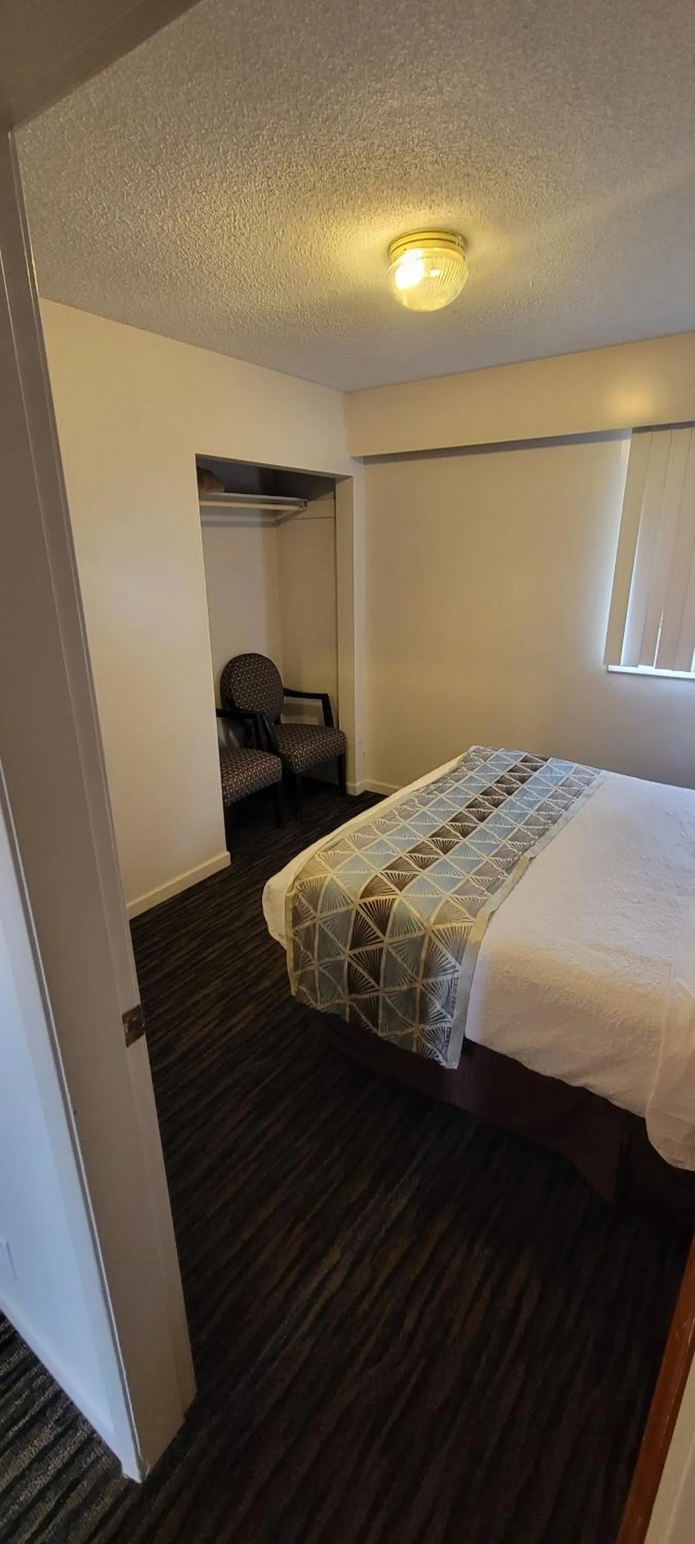 Bed in Recreation Inn and Suites Kelowna
