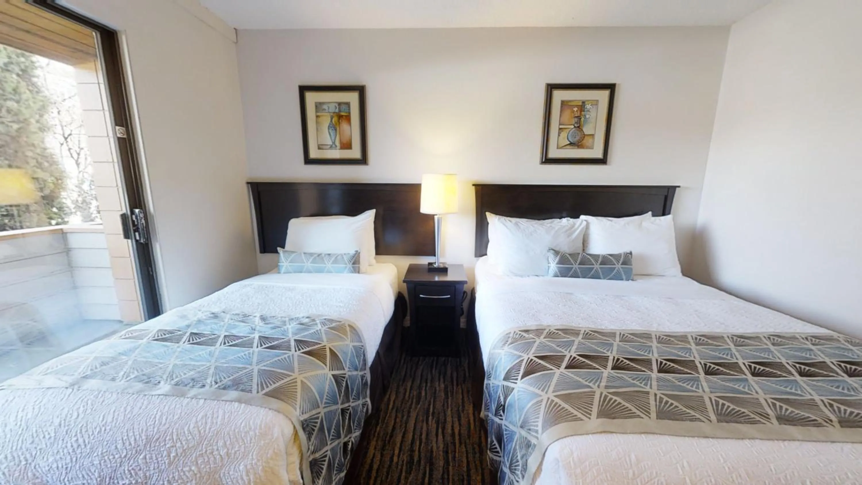Bed in Recreation Inn and Suites Kelowna