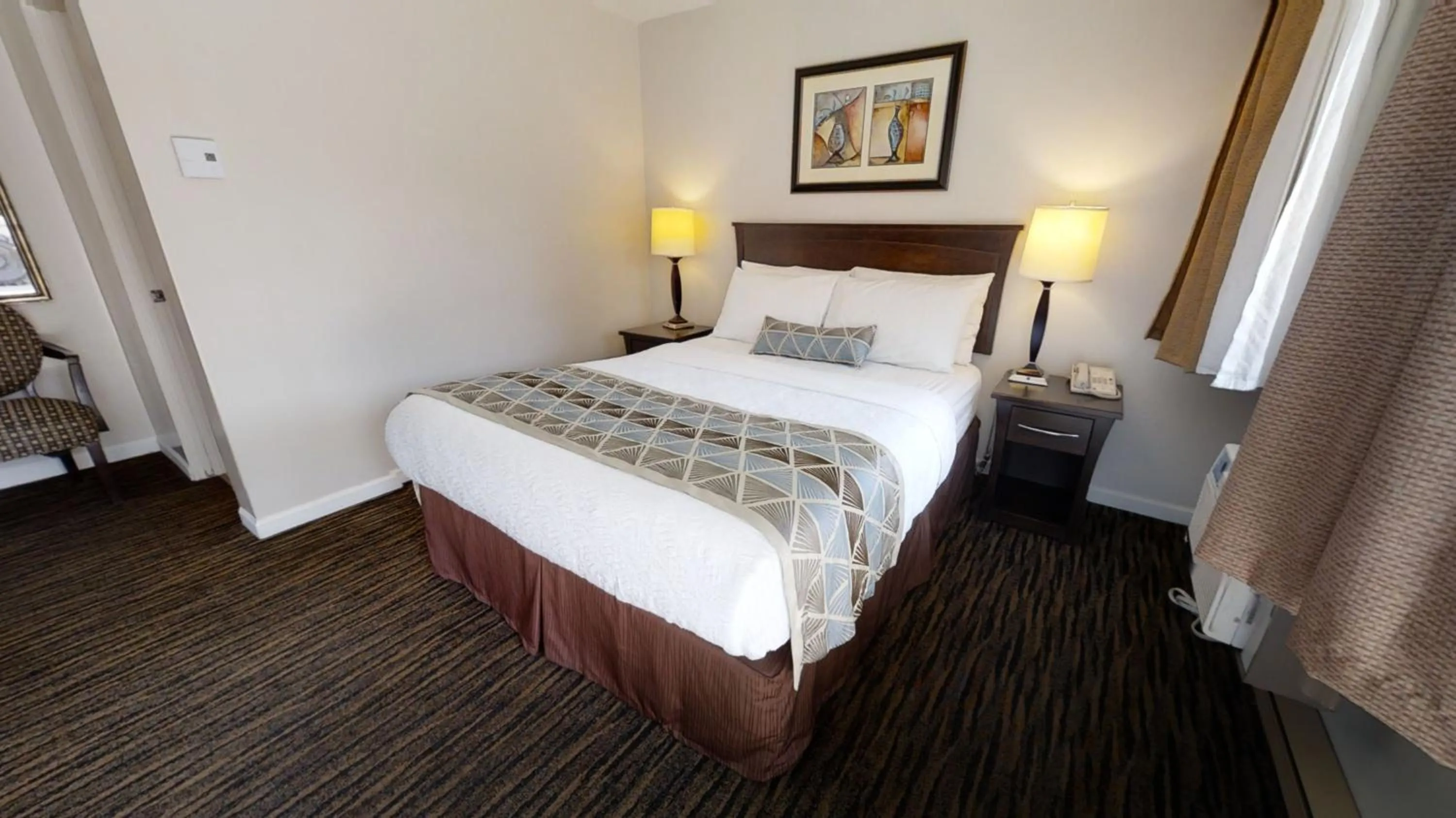 Bed in Recreation Inn and Suites Kelowna