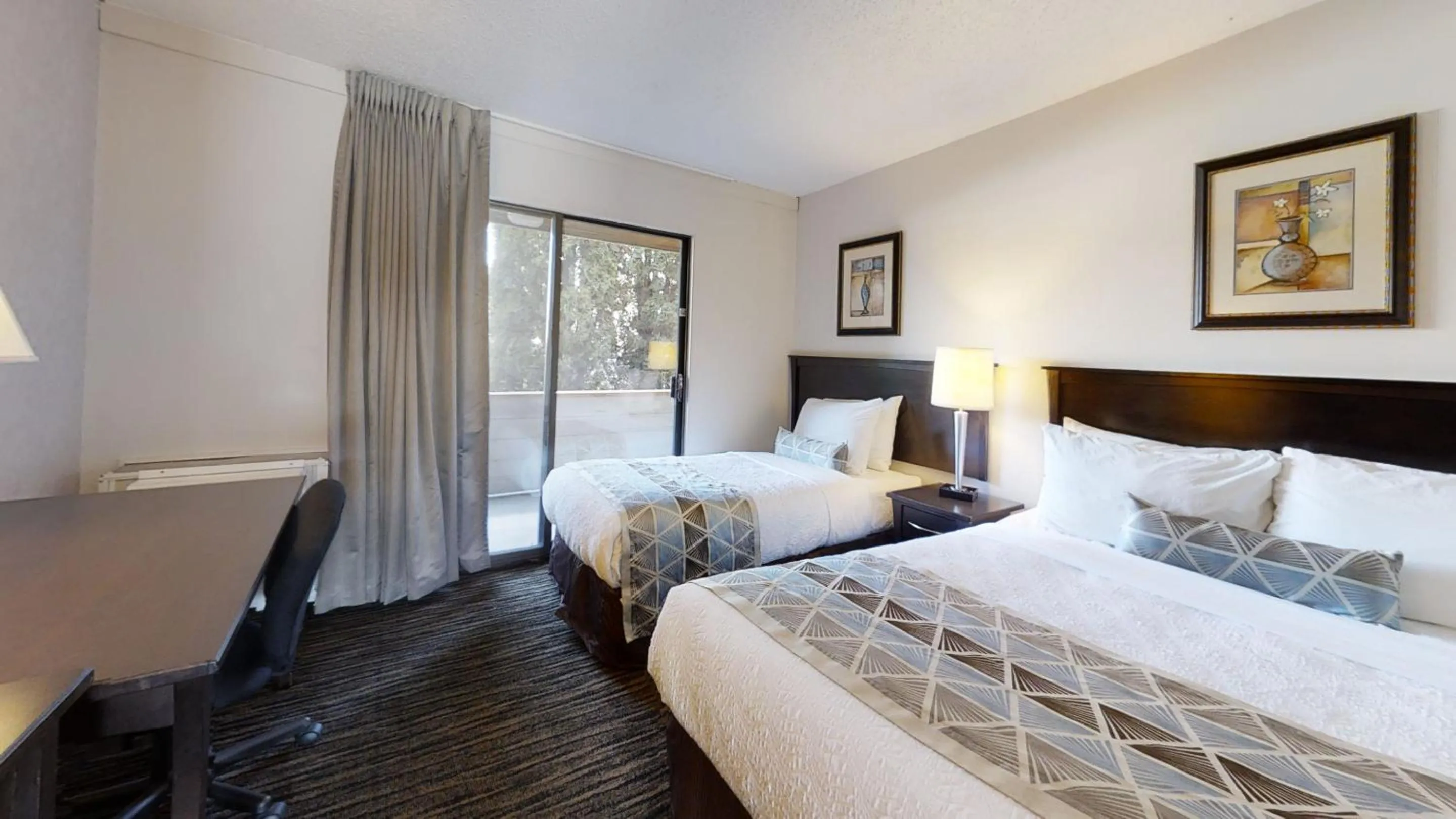 Bed in Recreation Inn and Suites Kelowna