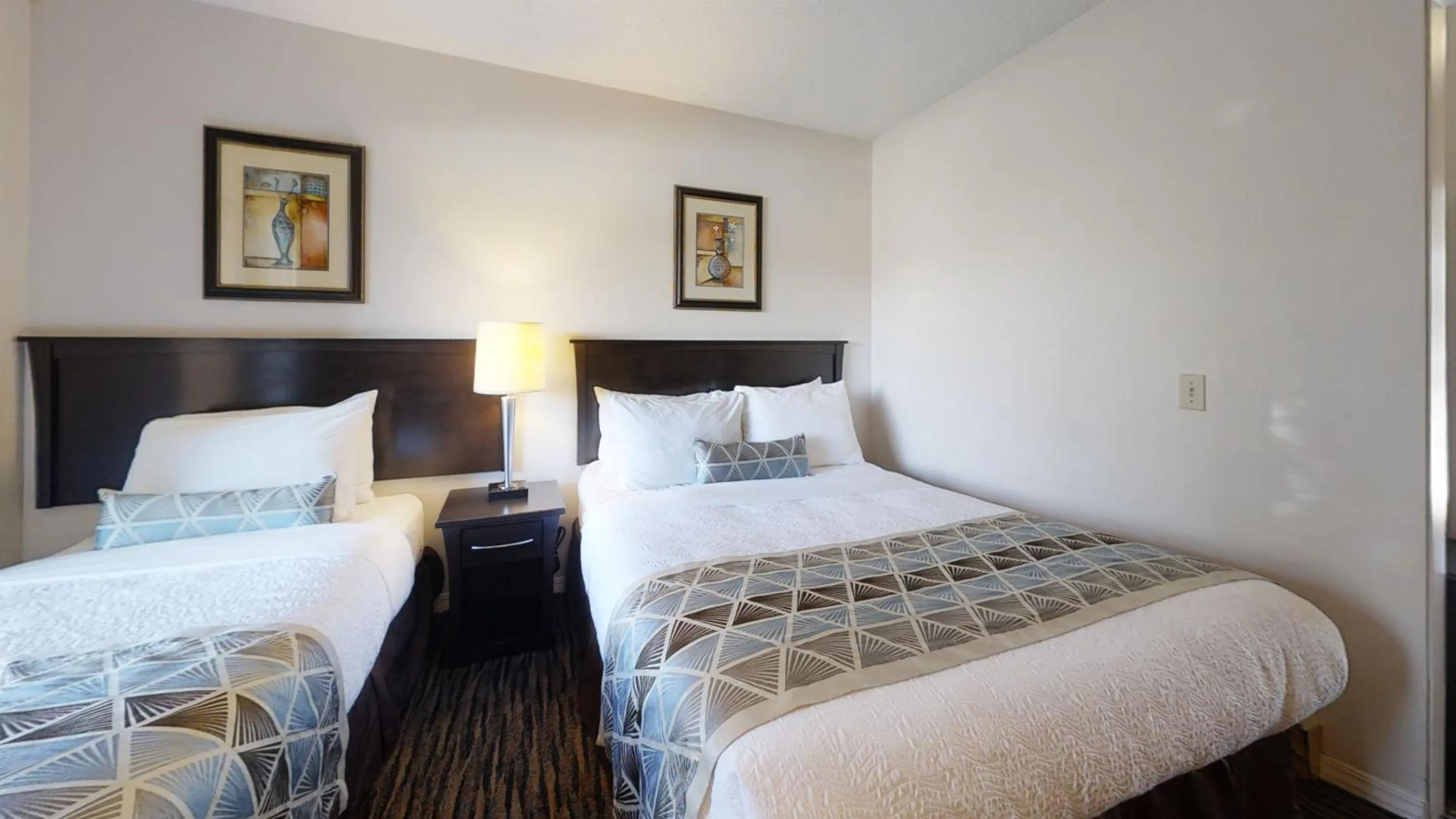 Bed in Recreation Inn and Suites Kelowna